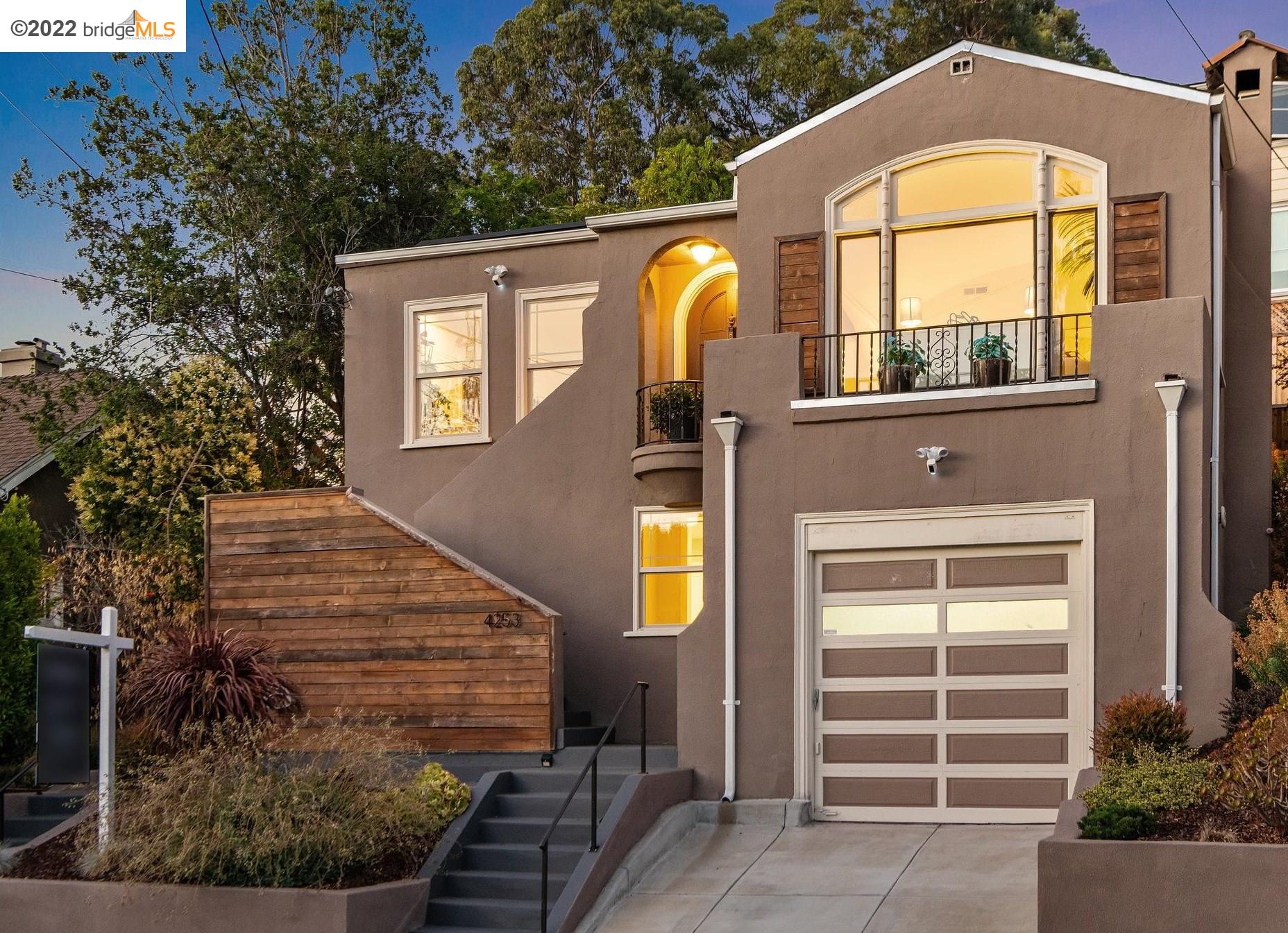 Detail Gallery Image 1 of 1 For 4253 Lakeshore Ave, Oakland,  CA 94610 - 4 Beds | 3 Baths