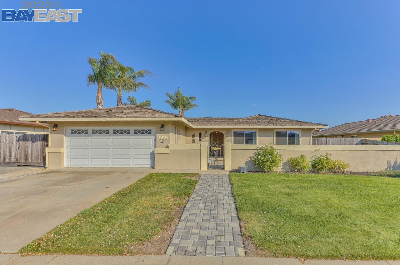 Detail Gallery Image 1 of 1 For 959 Sierra Madre Dr, Salinas,  CA 93901 - 4 Beds | 2 Baths