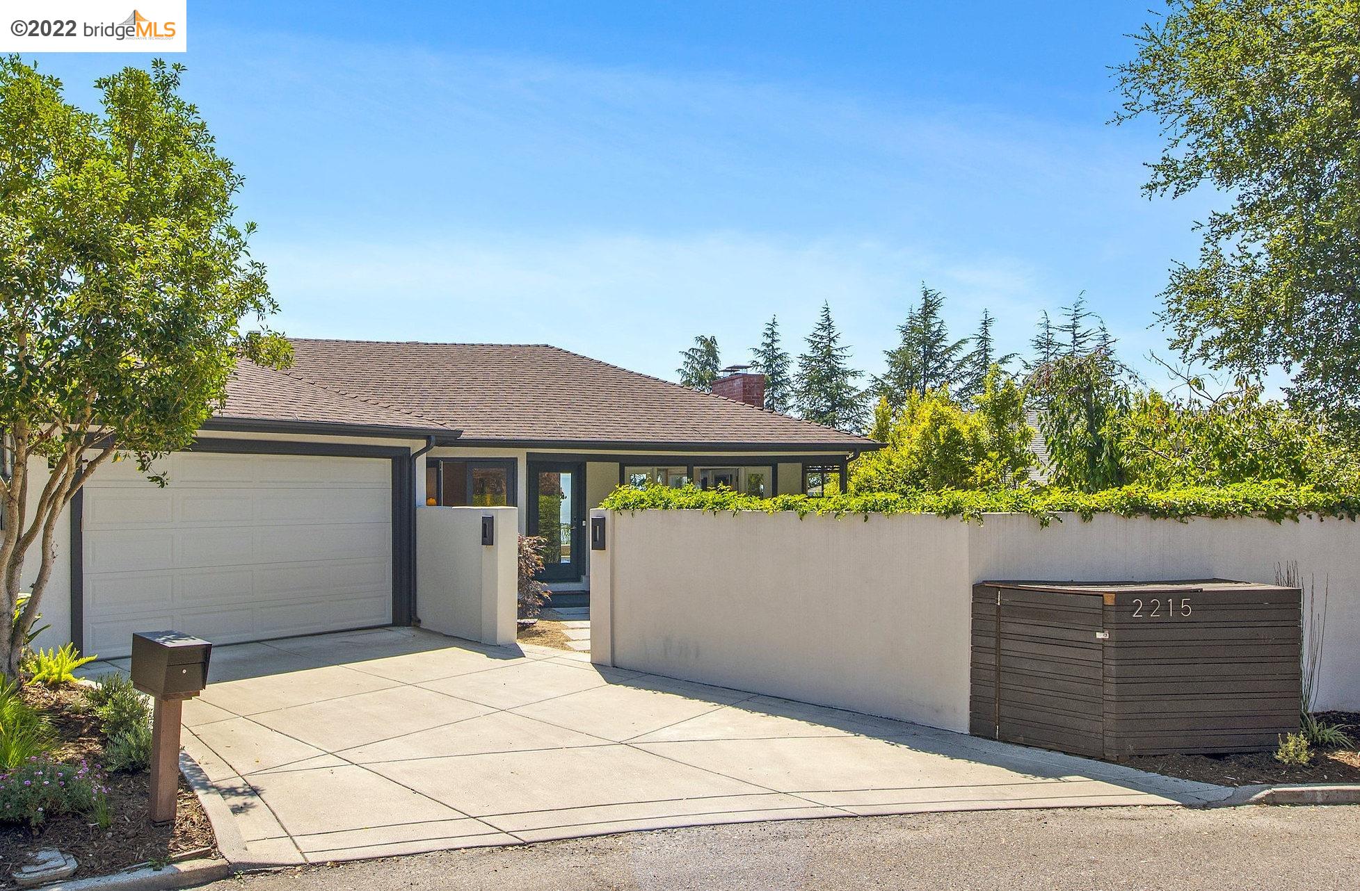 Detail Gallery Image 1 of 1 For 2215 Braemar Rd, Oakland,  CA 94602 - 3 Beds | 3 Baths