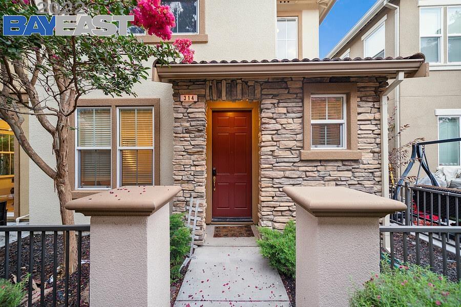 Detail Gallery Image 1 of 1 For 314 Toscana Way, Hayward,  CA 94545 - 3 Beds | 2/1 Baths