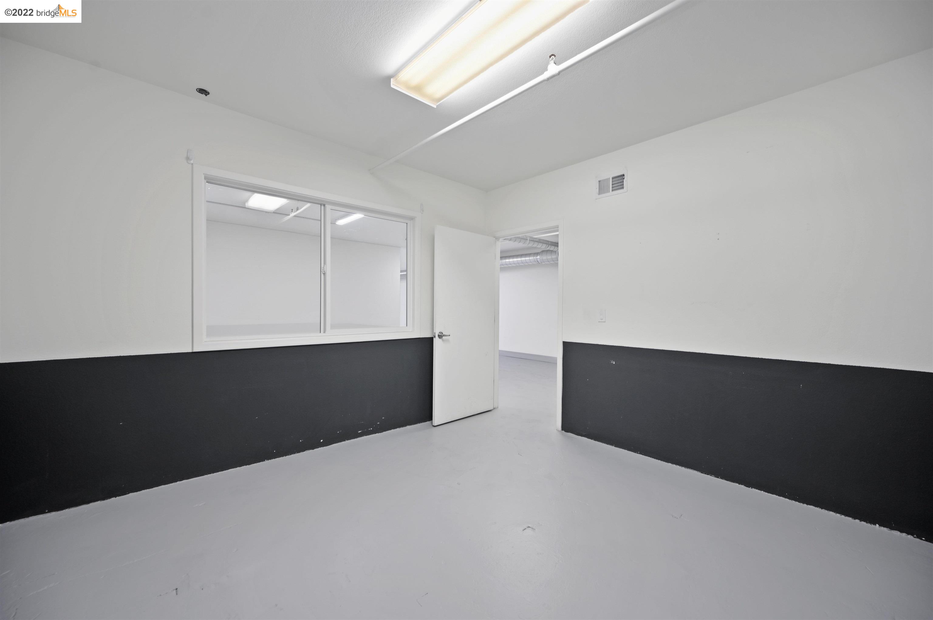 Detail Gallery Image 7 of 24 For 1035 22nd Avenue, #5, Oakland,  CA 94606 - – Beds | – Baths