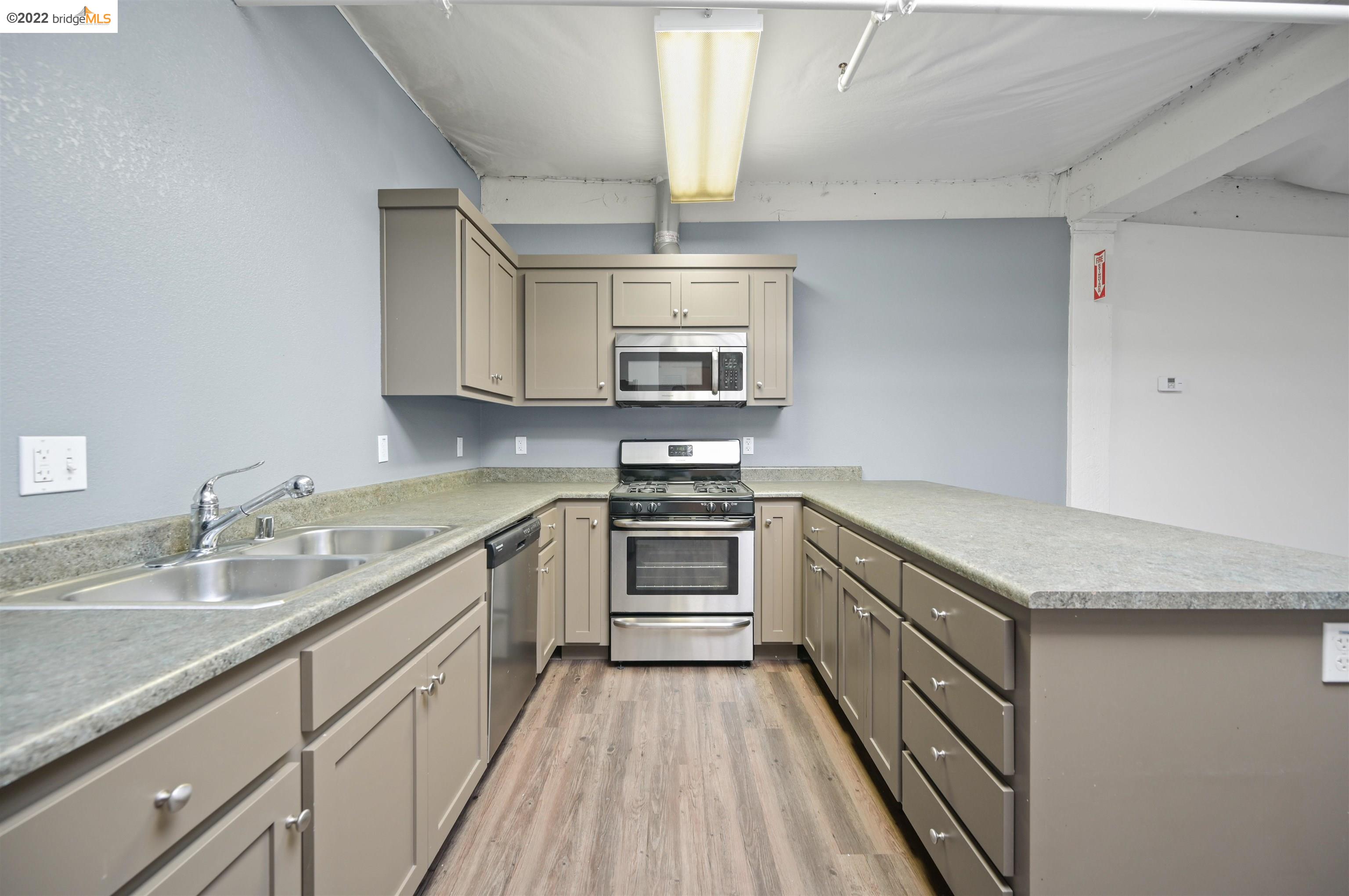 Detail Gallery Image 10 of 24 For 1035 22nd Avenue, #5, Oakland,  CA 94606 - – Beds | – Baths