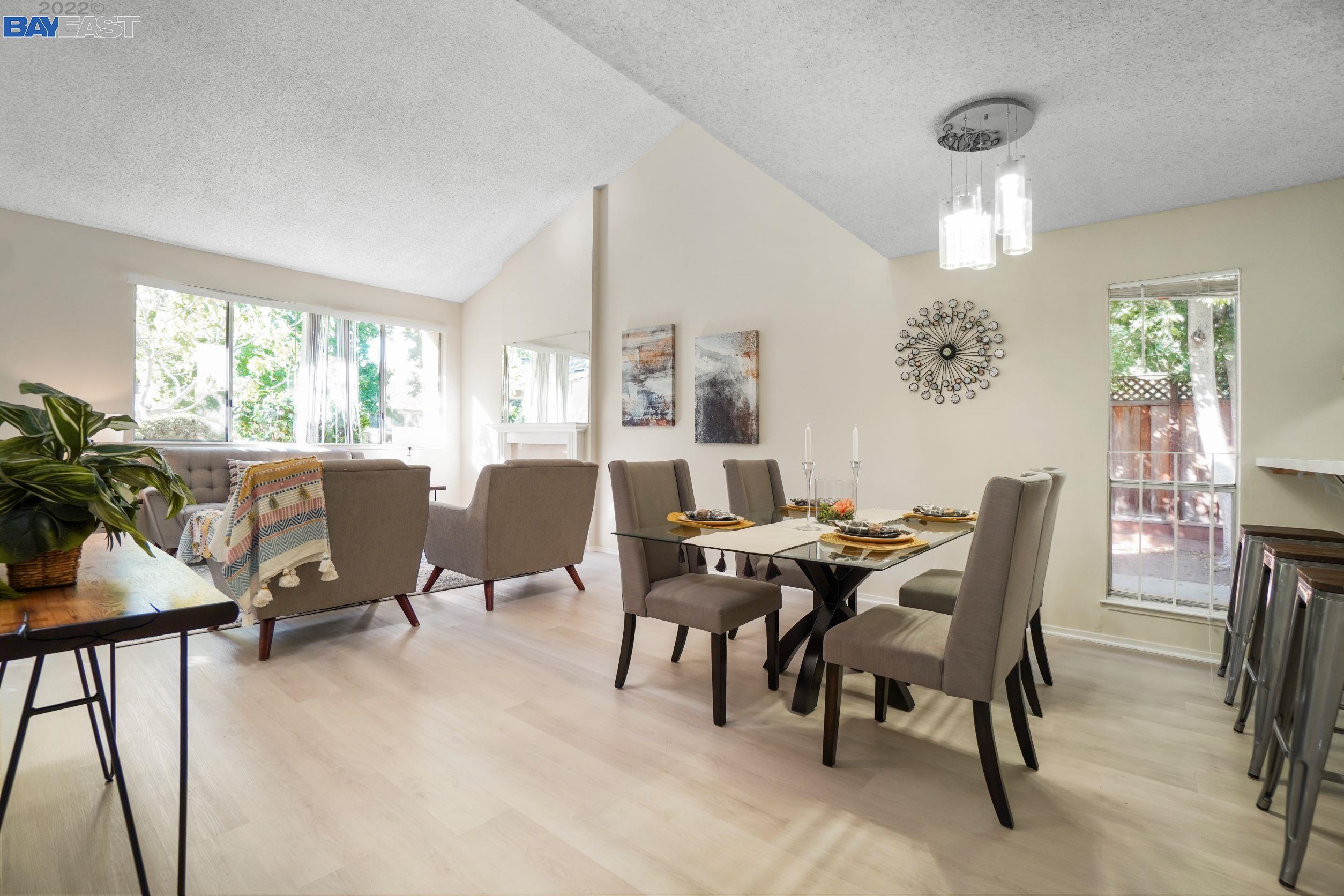 Detail Gallery Image 1 of 1 For 125 Connemara Way #28,  Sunnyvale,  CA 94087 - 3 Beds | 2 Baths