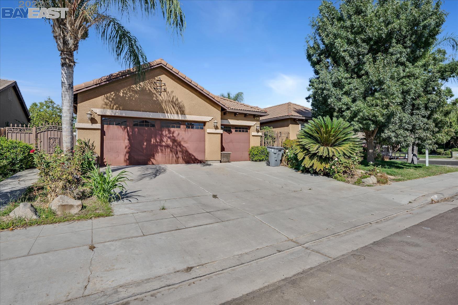 Detail Gallery Image 1 of 1 For 5911 E Mono St, Fresno,  CA 93727 - 4 Beds | 3 Baths