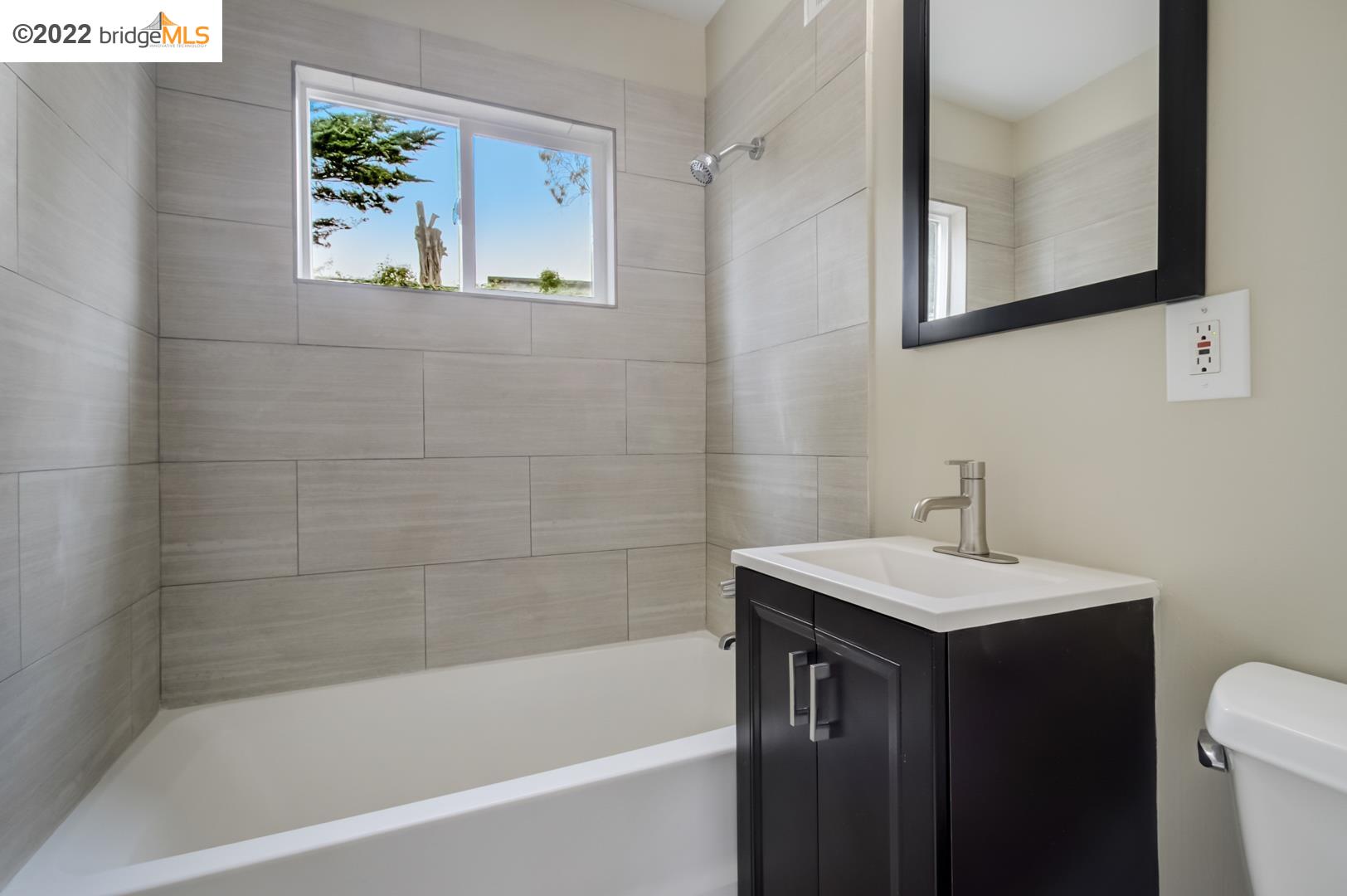 Detail Gallery Image 24 of 32 For 349 Mina Ln, Pacifica,  CA 94044 - 4 Beds | 2 Baths