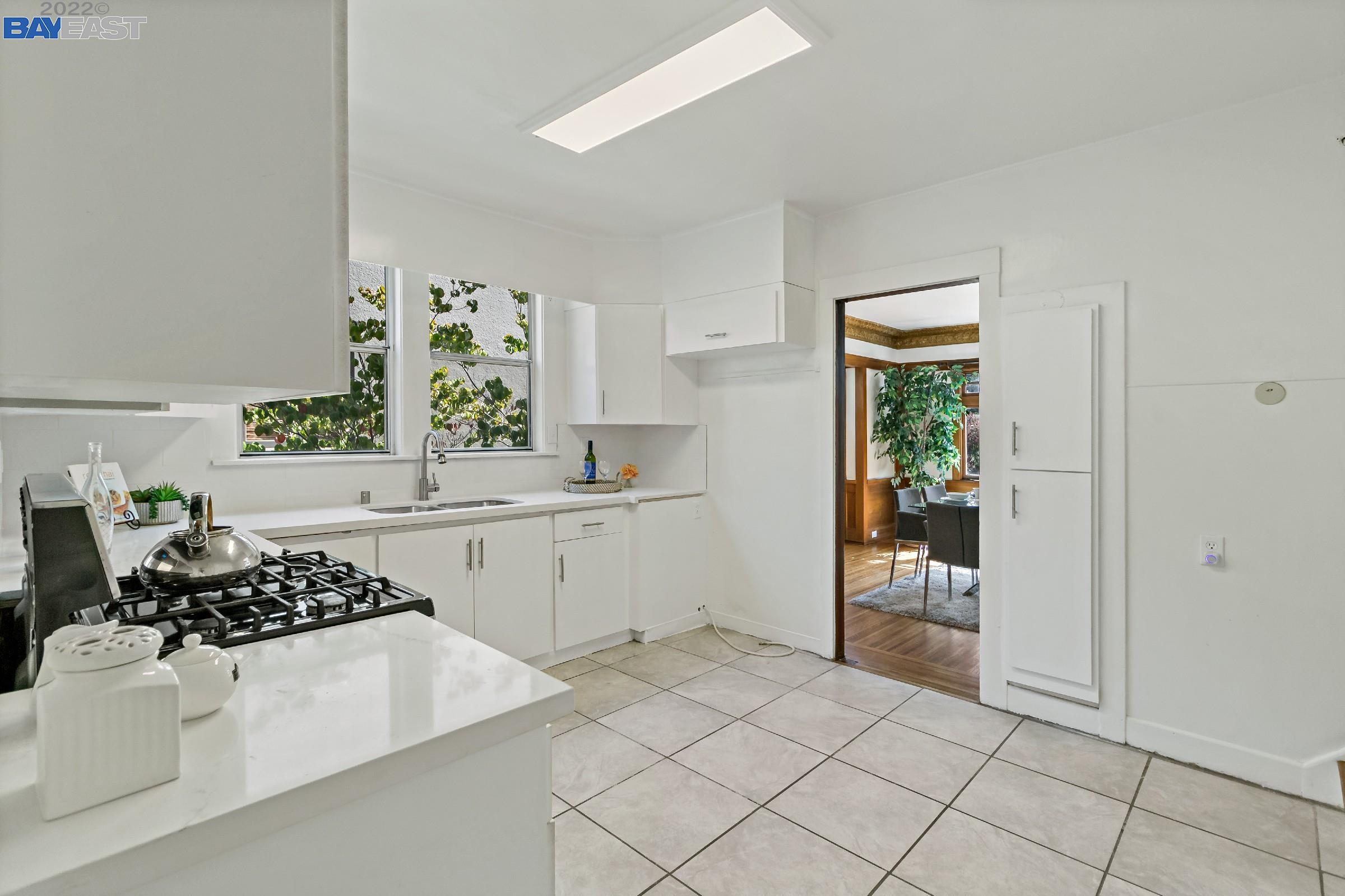 Detail Gallery Image 18 of 60 For 716 Mandana Blvd, Oakland,  CA 94610 - 5 Beds | 2 Baths