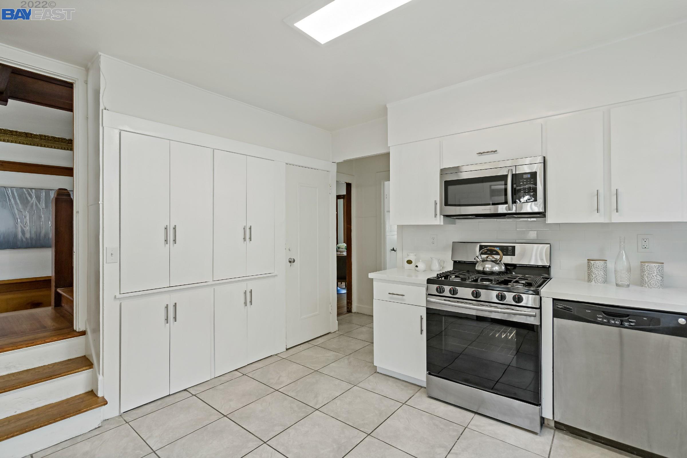 Detail Gallery Image 20 of 60 For 716 Mandana Blvd, Oakland,  CA 94610 - 5 Beds | 2 Baths