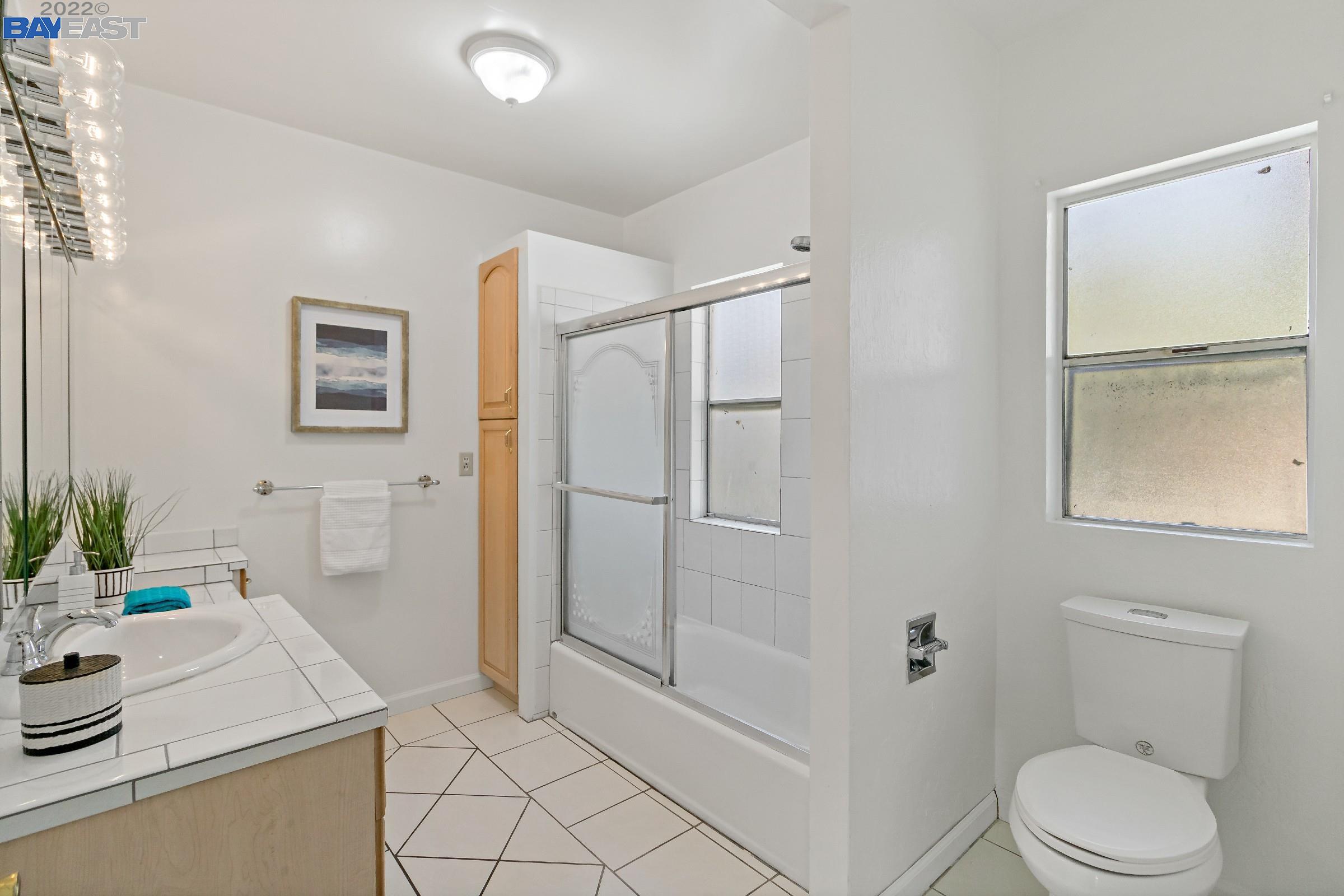 Detail Gallery Image 31 of 60 For 716 Mandana Blvd, Oakland,  CA 94610 - 5 Beds | 2 Baths