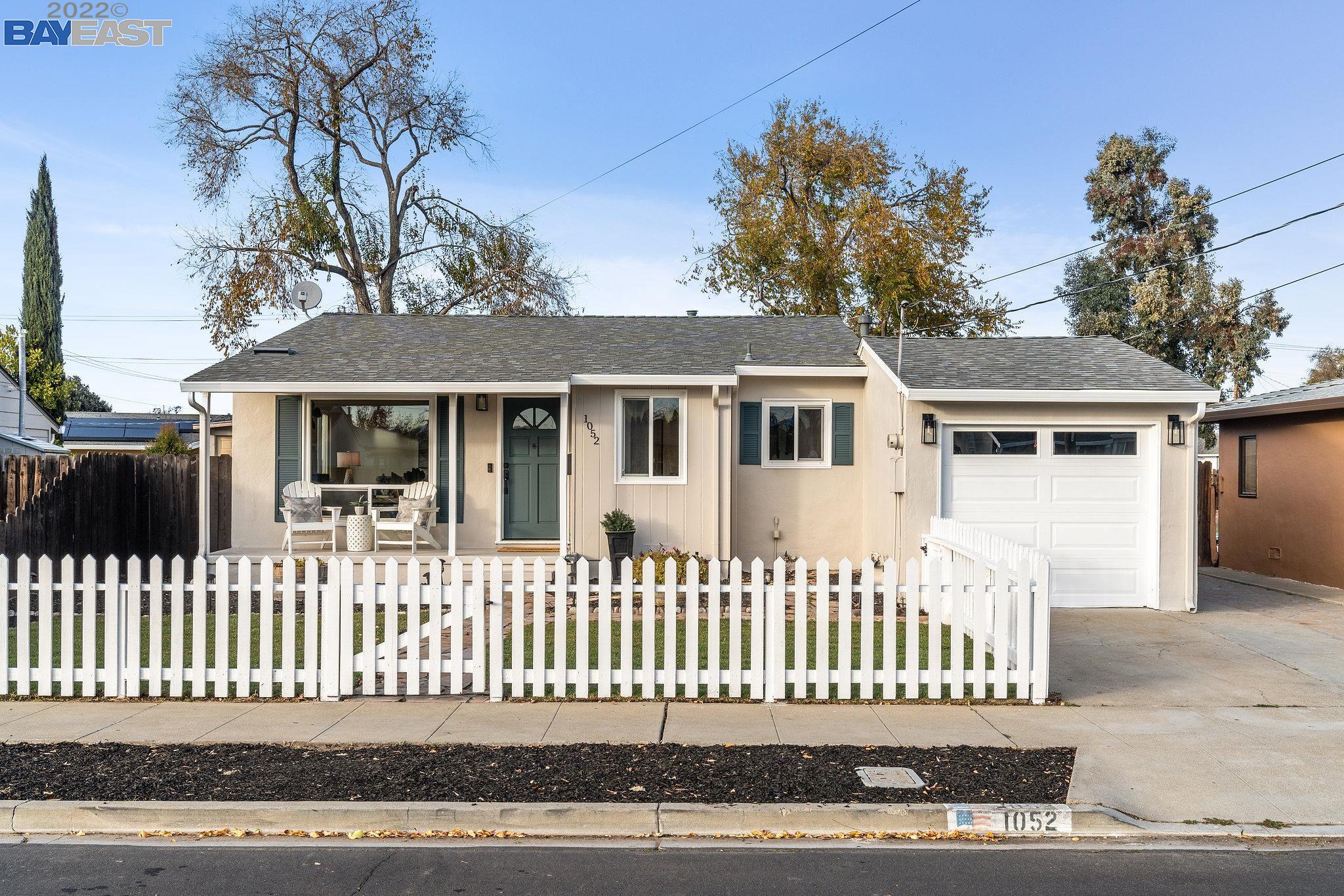 Detail Gallery Image 1 of 1 For 1052 Locust St, Livermore,  CA 94551 - 2 Beds | 1 Baths