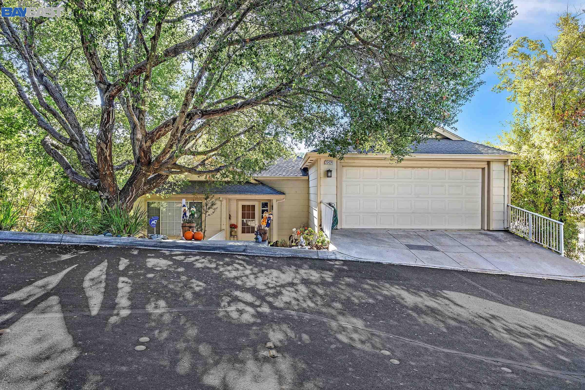 Detail Gallery Image 1 of 1 For 25424 Modoc Ct, Hayward,  CA 94542 - 4 Beds | 2 Baths