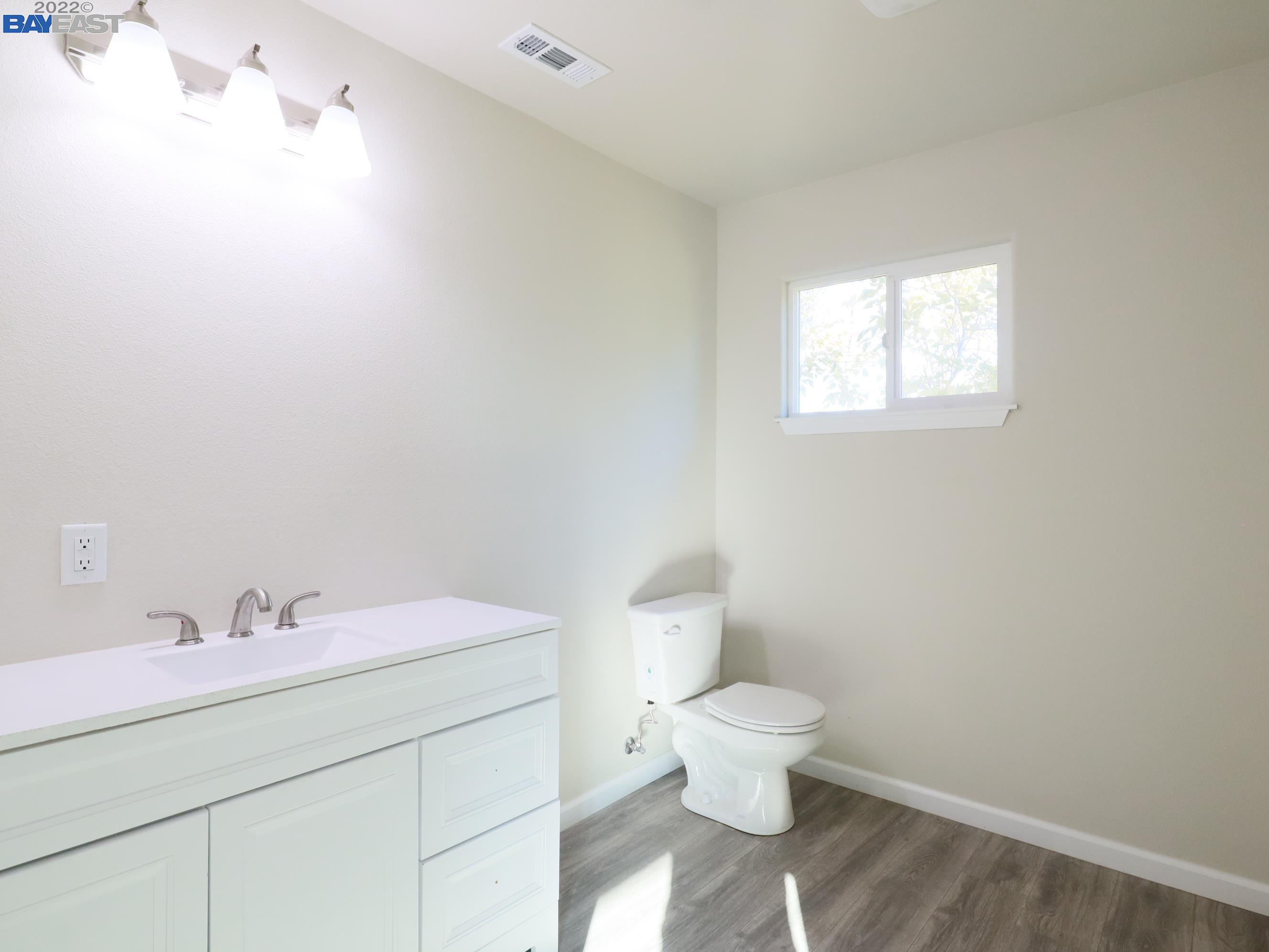 Detail Gallery Image 5 of 19 For 1440 Alrose Ln, Redding,  CA 96002 - 3 Beds | 2 Baths
