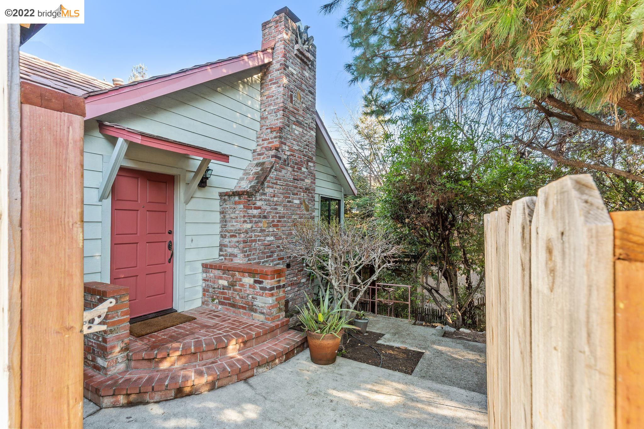 Detail Gallery Image 1 of 1 For 6440 Broadway Ter, Oakland,  CA 94618 - 4 Beds | 3 Baths