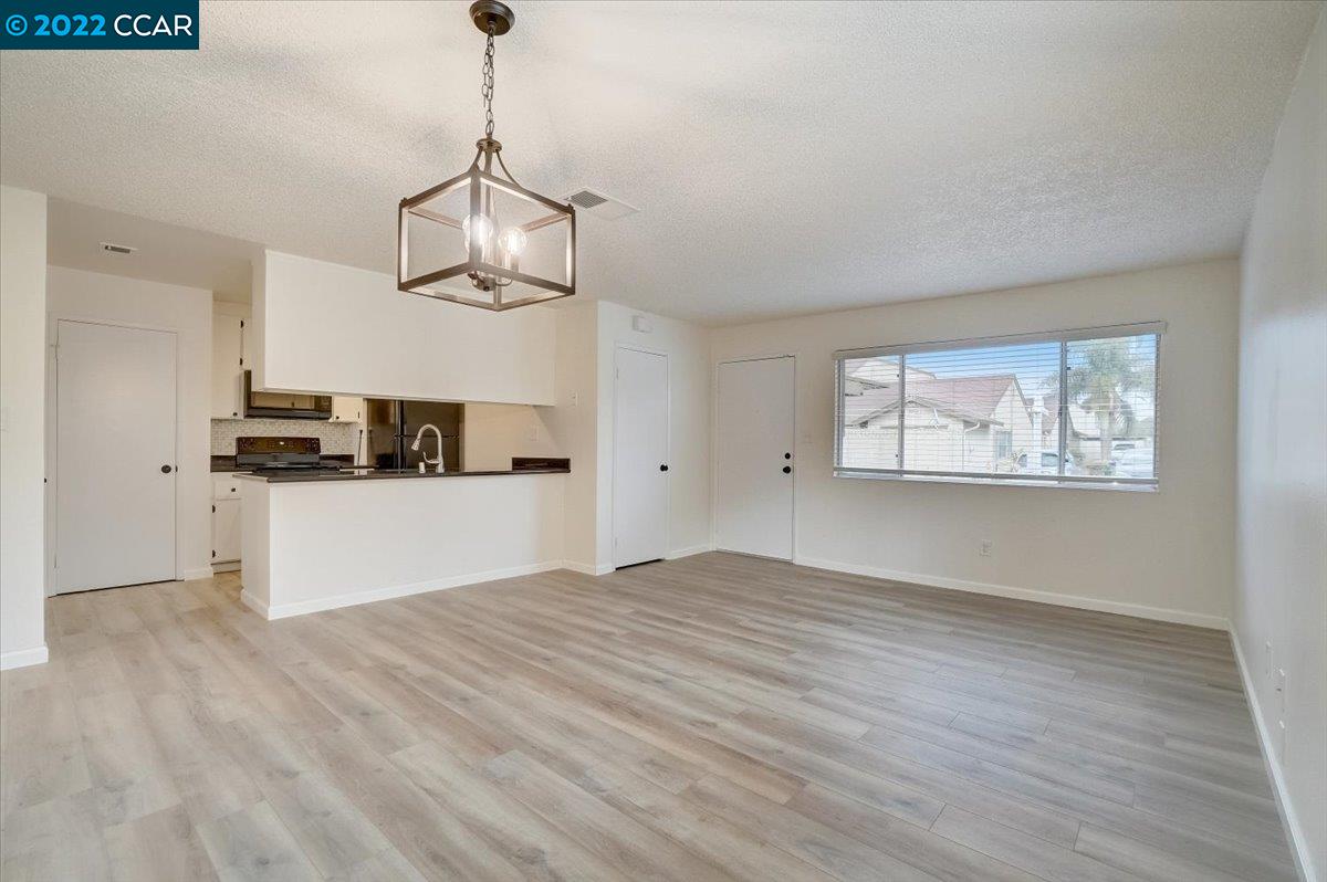 Photo #2: 41015779 Listing 