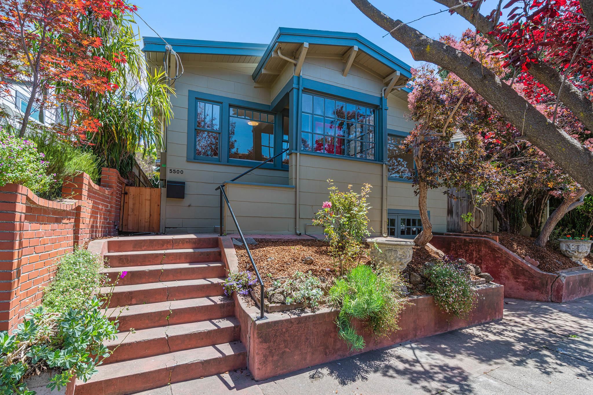 Detail Gallery Image 1 of 1 For 5500 Vicente Way, Oakland,  CA 94609 - 2 Beds | 1 Baths