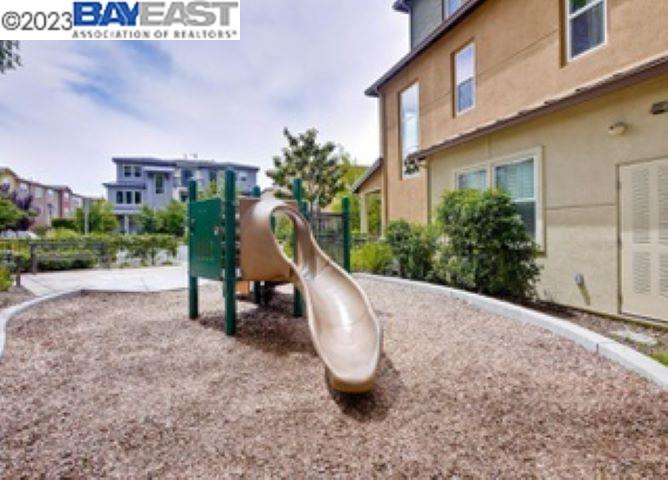Detail Gallery Image 14 of 16 For 925 Highland Ter, Sunnyvale,  CA 94085 - 2 Beds | 2/1 Baths