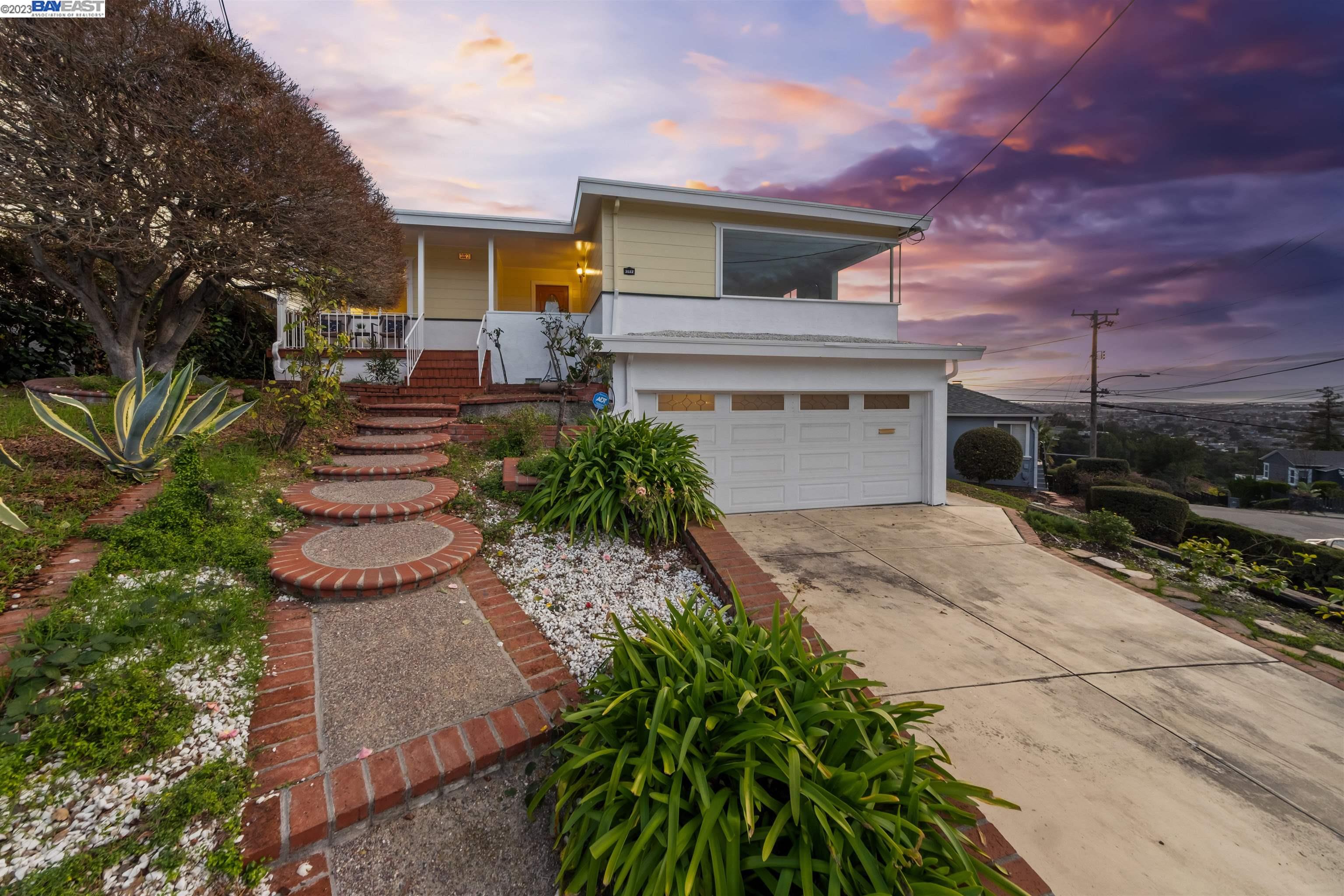 Detail Gallery Image 1 of 1 For 3022 El Monte Ave, Oakland,  CA 94605 - 4 Beds | 2 Baths