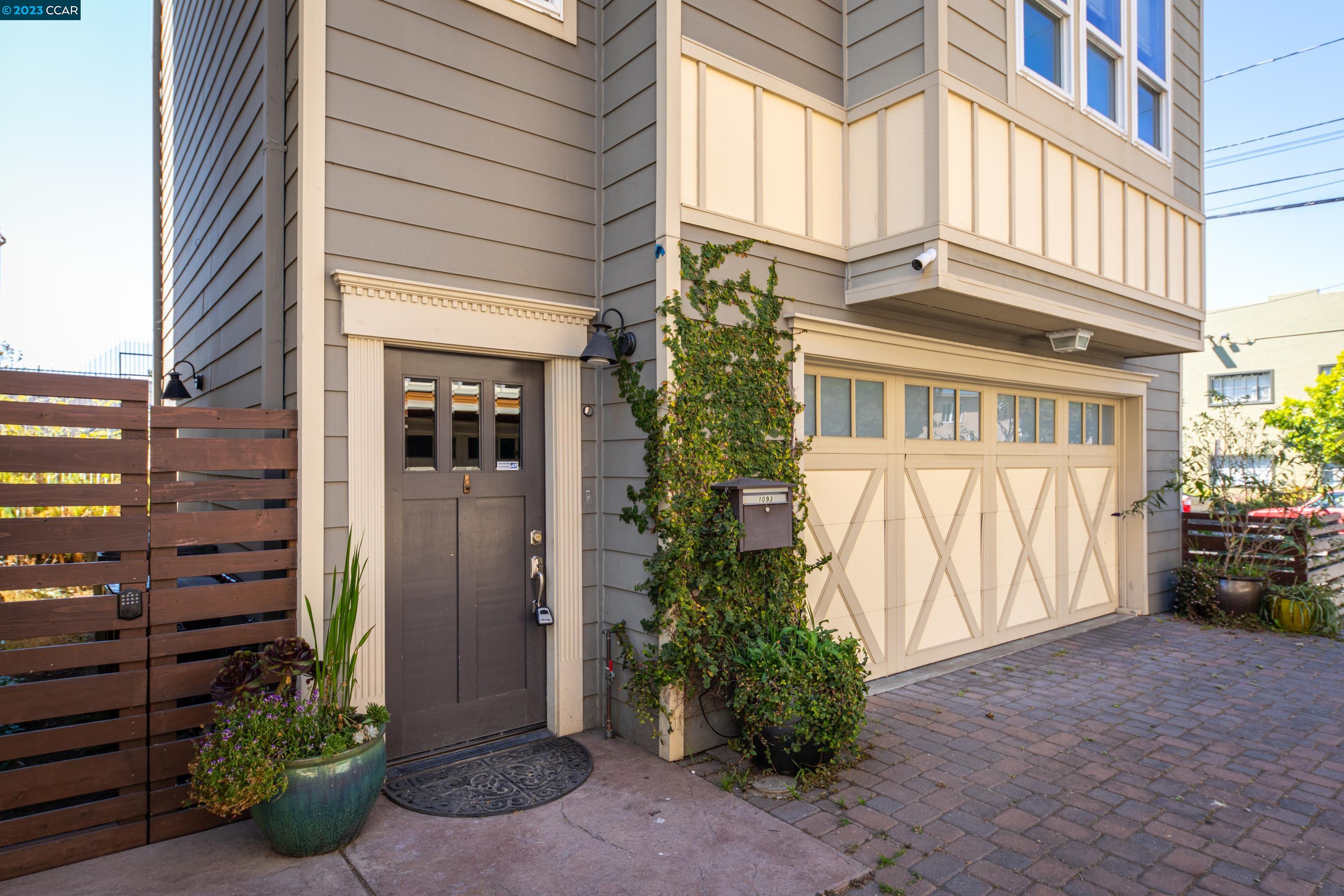Detail Gallery Image 1 of 1 For 1093 60th St, Oakland,  CA 94608 - 2 Beds | 1/1 Baths