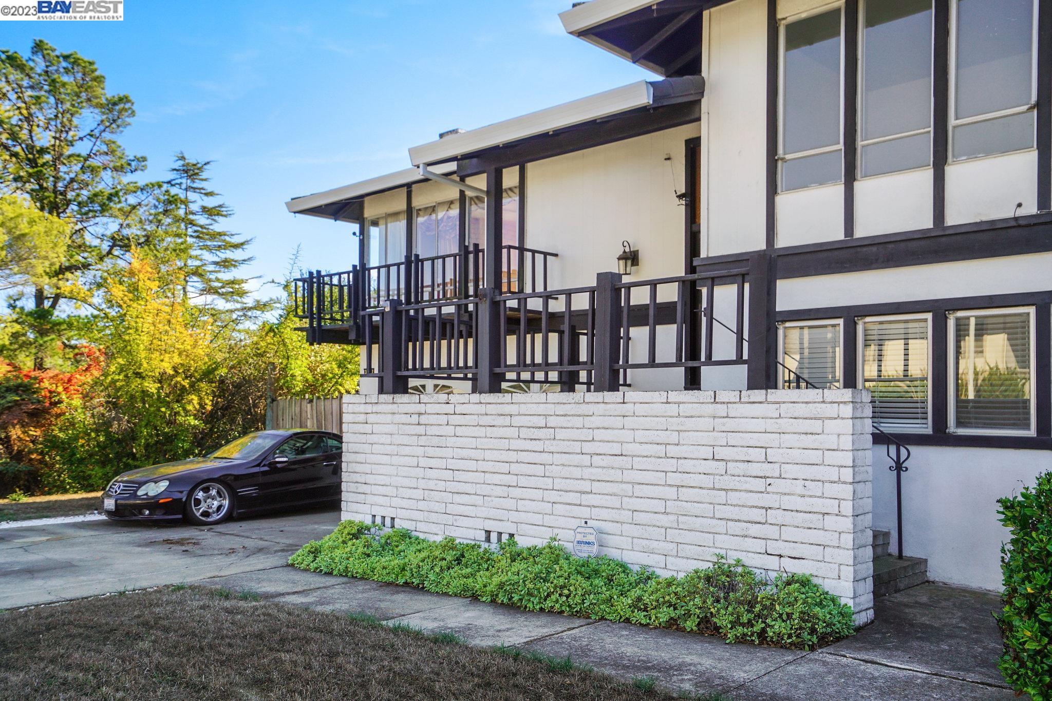 Detail Gallery Image 1 of 1 For 3287 Round Hill Dr, Hayward,  CA 94542 - 5 Beds | 3 Baths