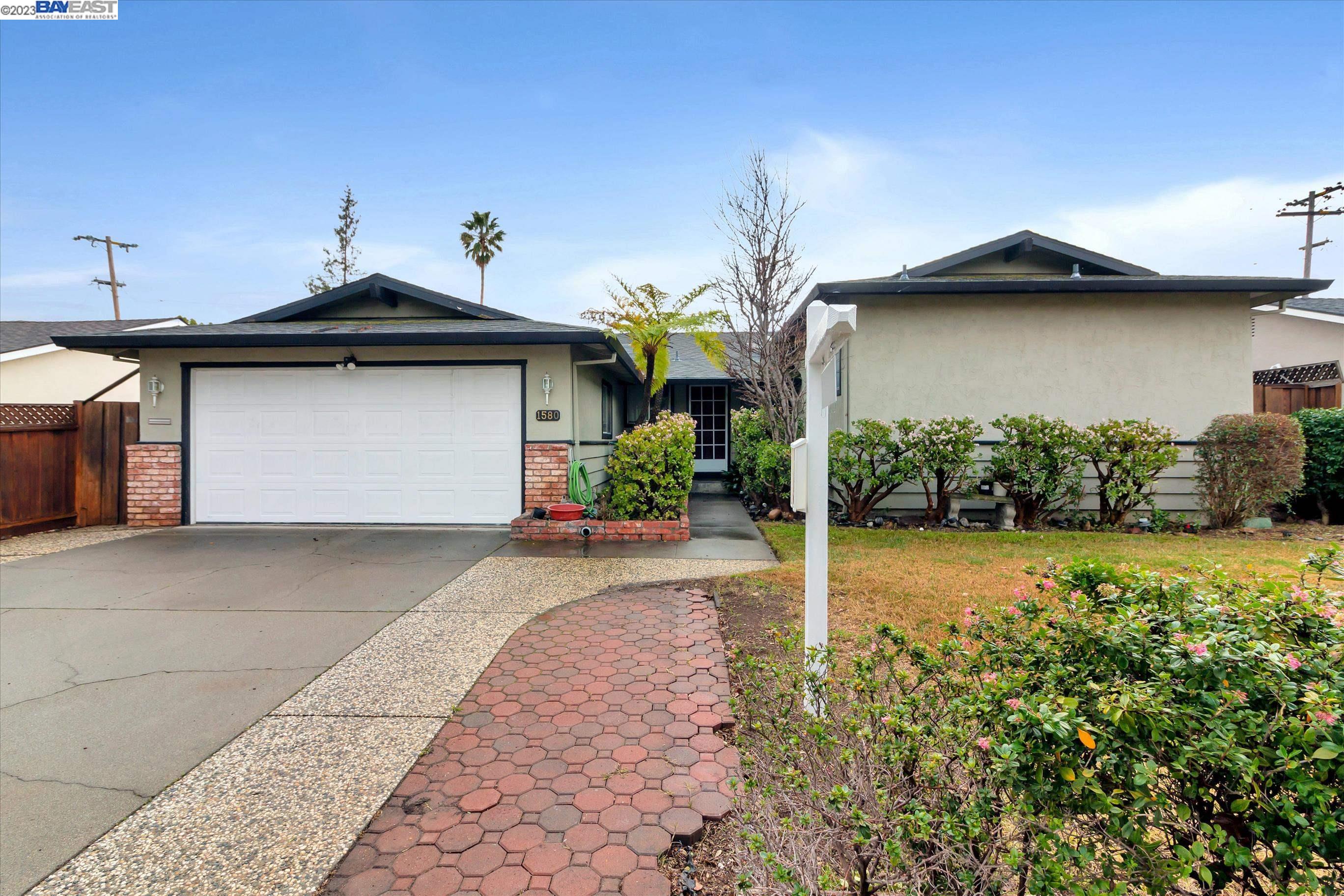 Detail Gallery Image 1 of 1 For 1580 Hallbrook Drive, San Jose,  CA 95118 - 4 Beds | 3 Baths