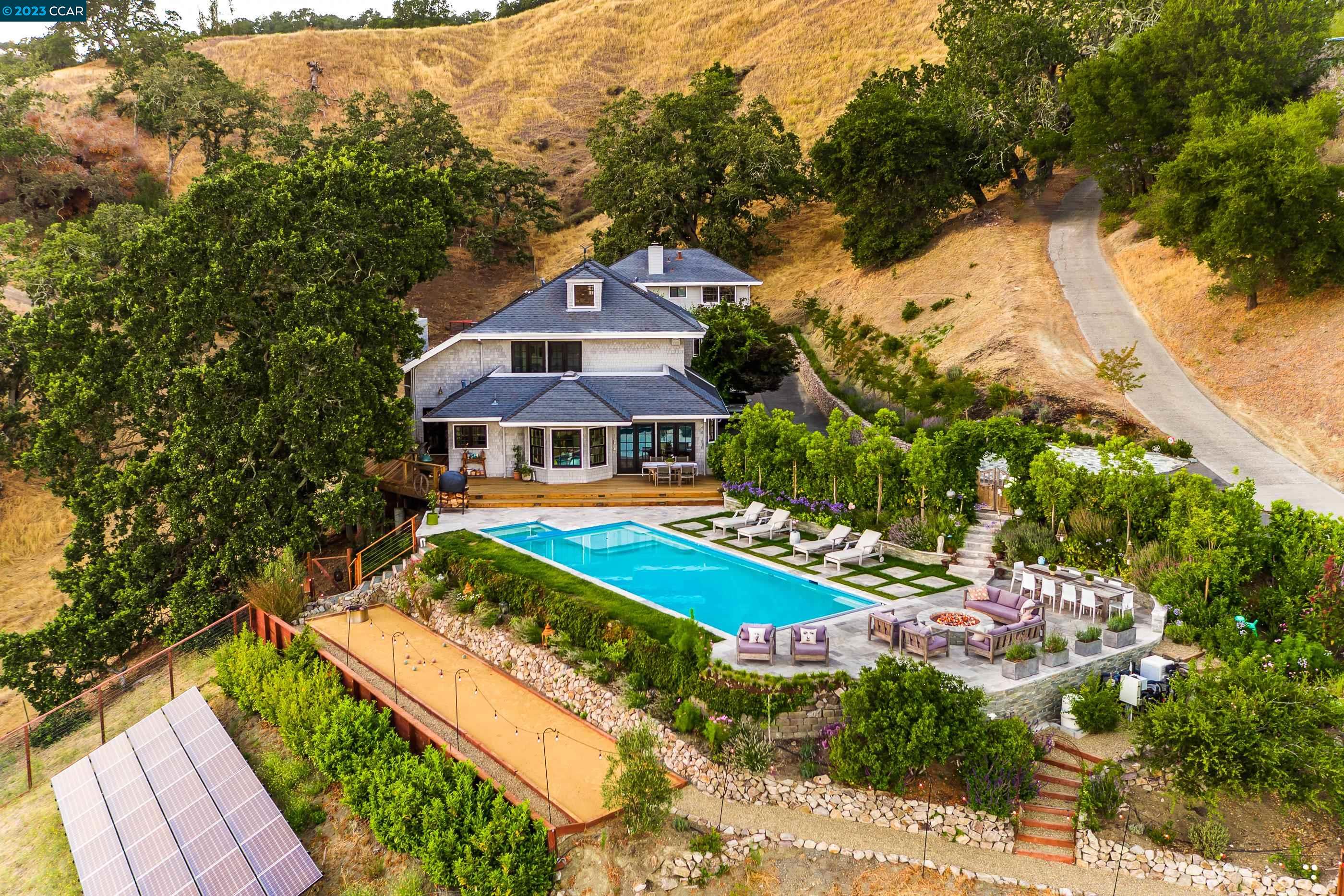 Detail Gallery Image 1 of 1 For 33 Deer Trail, Lafayette,  CA 94549-2403 - 6 Beds | 4/1 Baths