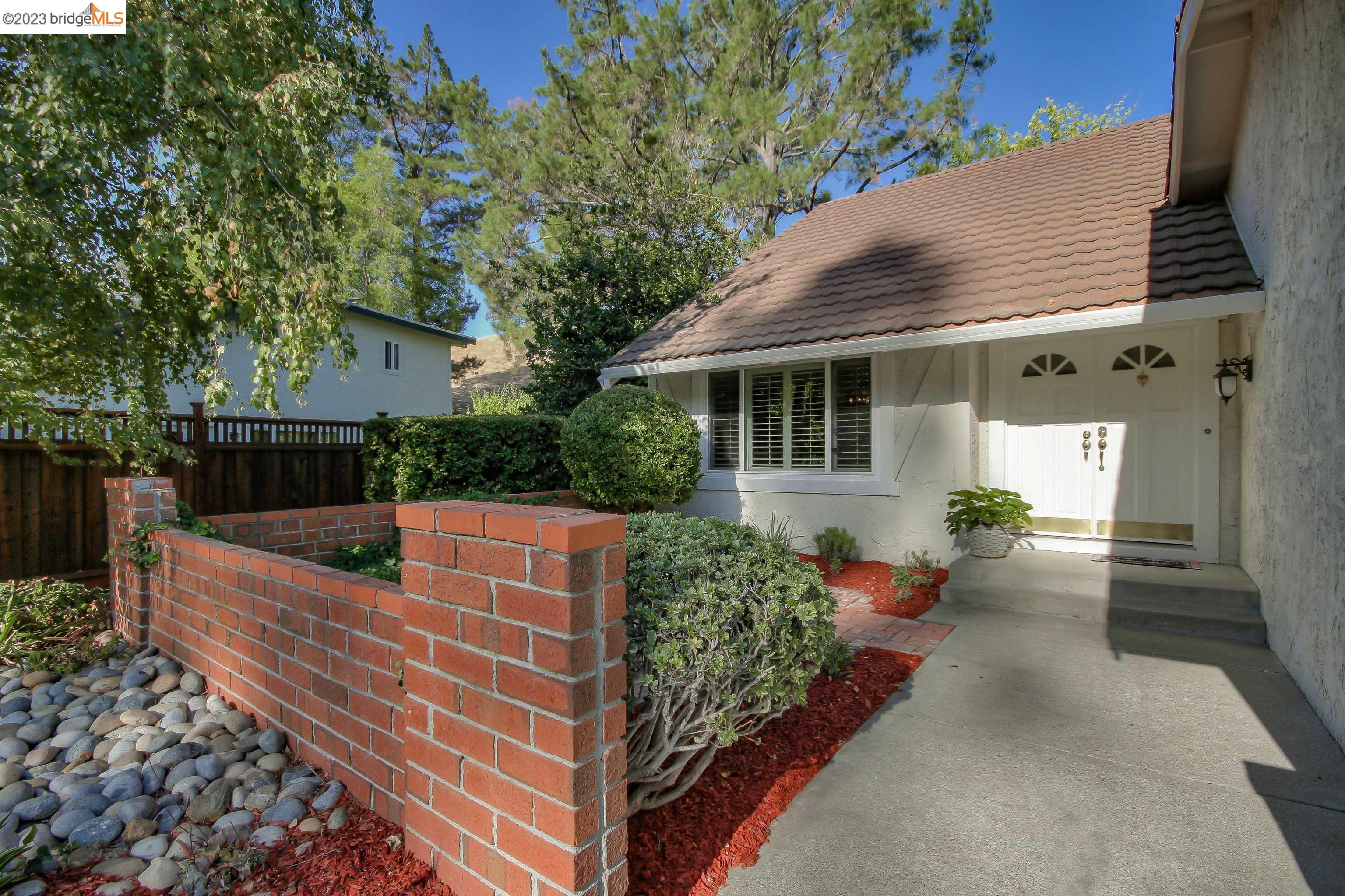 Detail Gallery Image 2 of 32 For 1520 Whitecliff Way, Walnut Creek,  CA 94596 - 5 Beds | 2/1 Baths