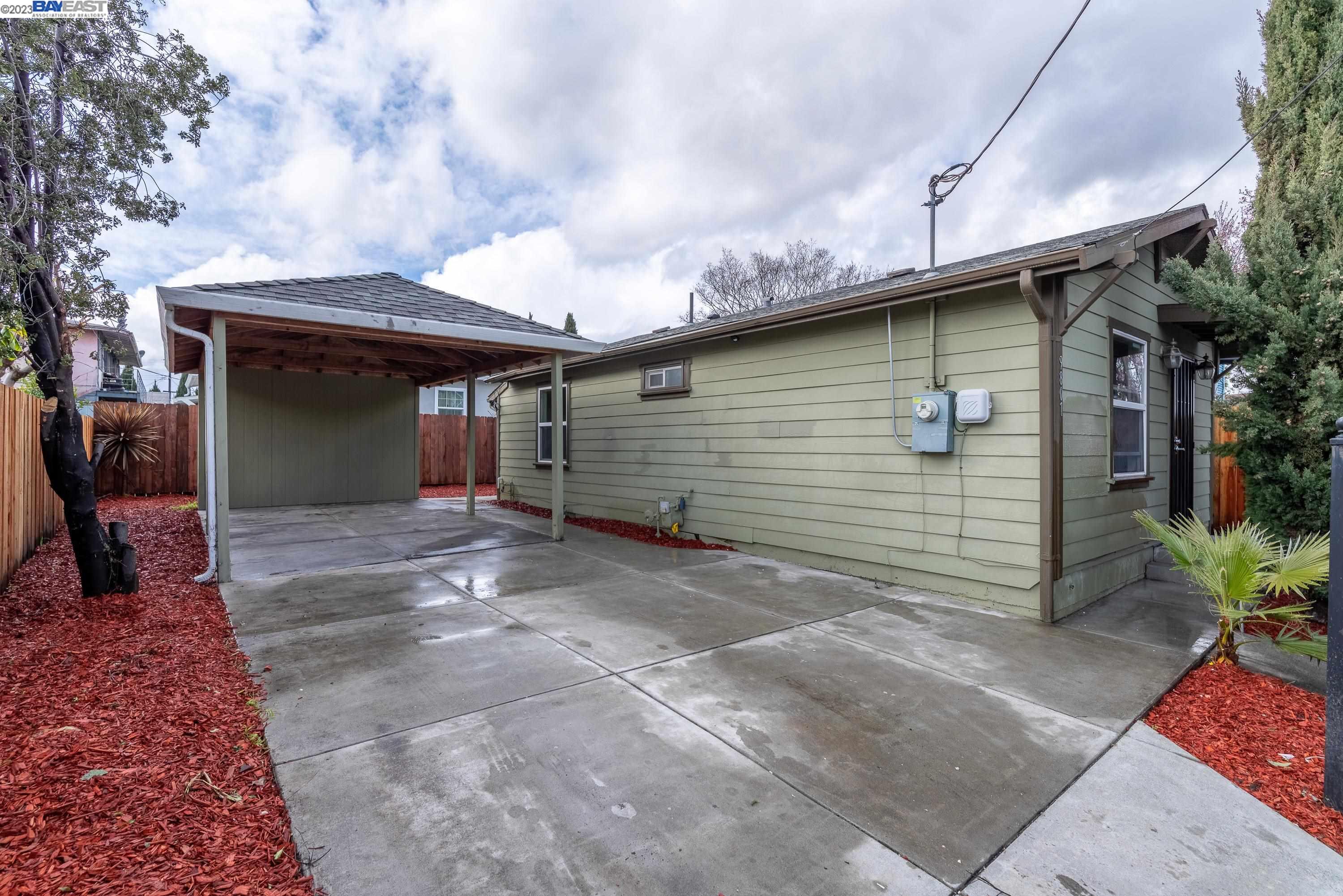 Detail Gallery Image 1 of 1 For 9807 Walnut St, Oakland,  CA 94603 - 2 Beds | 1 Baths