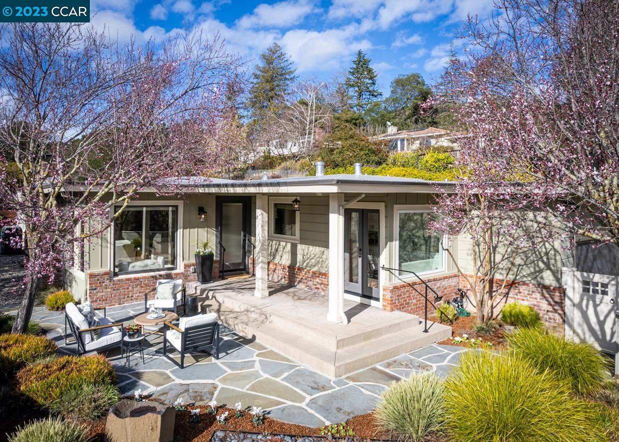 Detail Gallery Image 1 of 1 For 9 Southwood Dr, Orinda,  CA 94563 - 3 Beds | 2/1 Baths