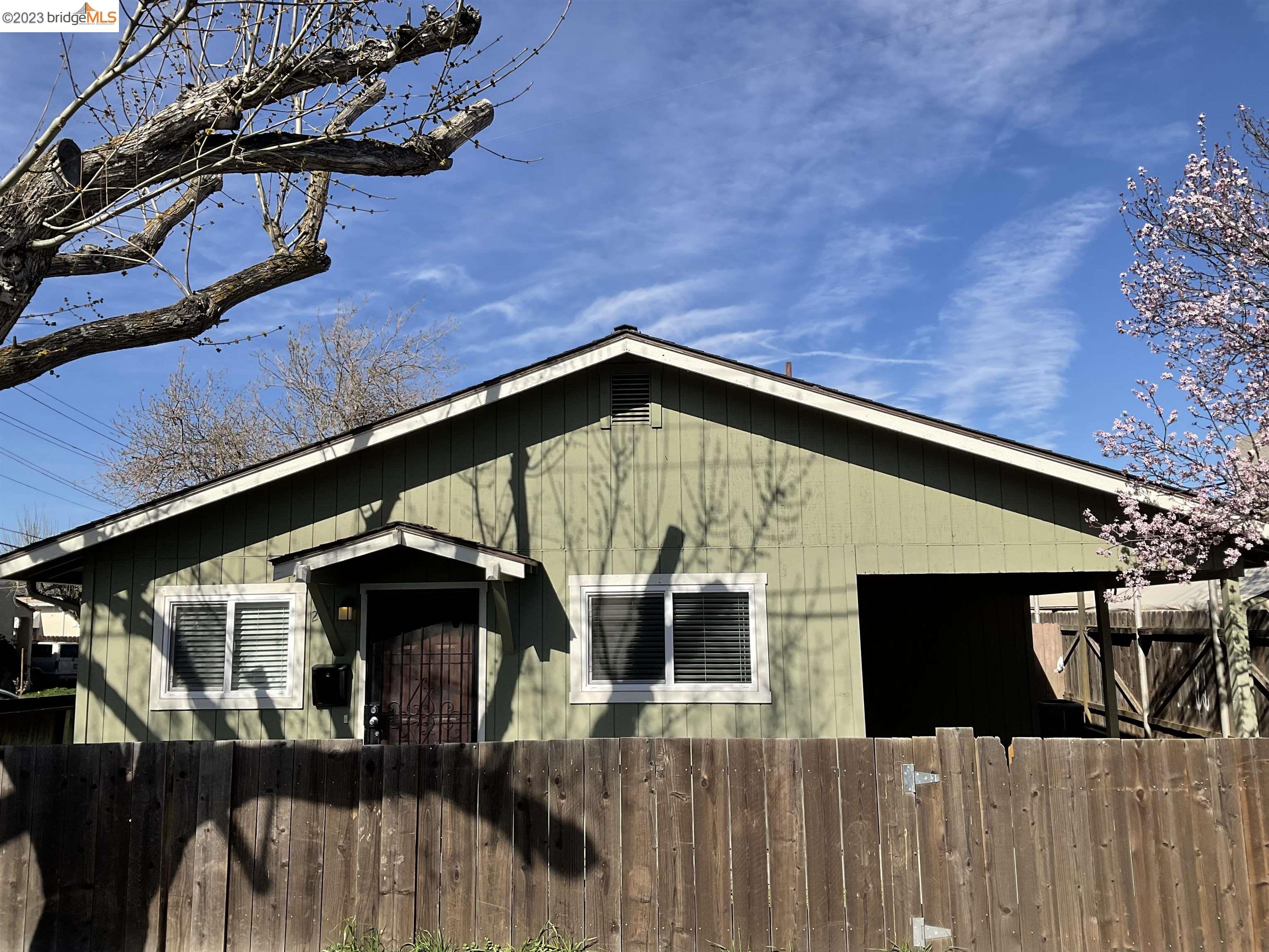 Detail Gallery Image 1 of 1 For 201 E 17th St., Pittsburg,  CA 94565 - 2 Beds | 1 Baths
