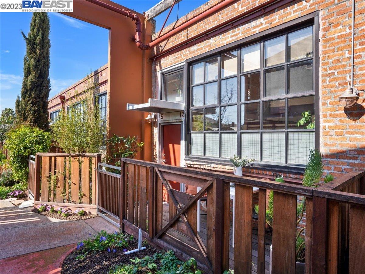 Detail Gallery Image 1 of 1 For 1501 37th Ave #A5,  Oakland,  CA 94601 - 2 Beds | 2/1 Baths