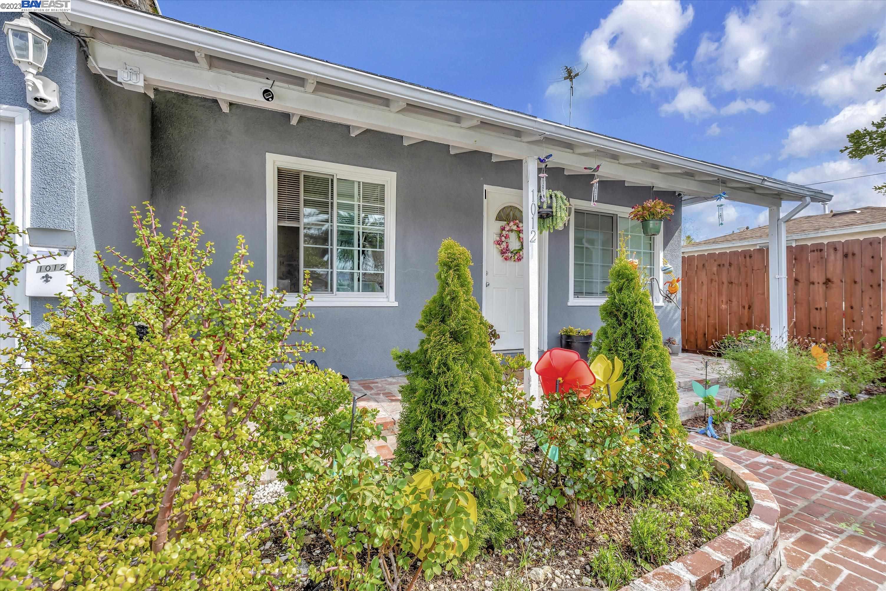 Detail Gallery Image 1 of 1 For 1012 10th Ave, Redwood City,  CA 94063 - 3 Beds | 2 Baths