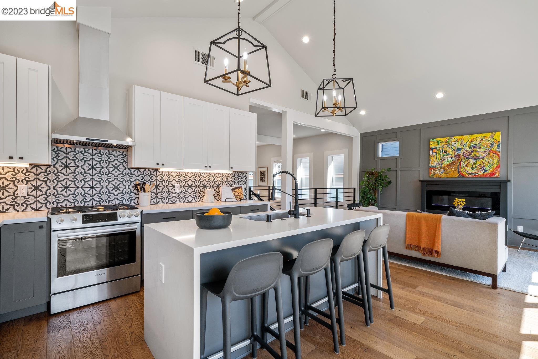 Detail Gallery Image 1 of 1 For 5935 Whitney St, Oakland,  CA 94609 - 5 Beds | 4/1 Baths