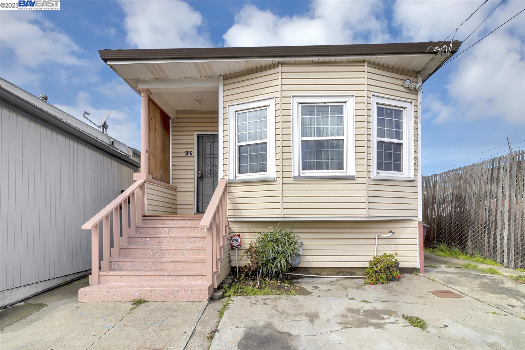 Detail Gallery Image 1 of 16 For 917 26th Ave, Oakland,  CA 94601 - 2 Beds | 1 Baths