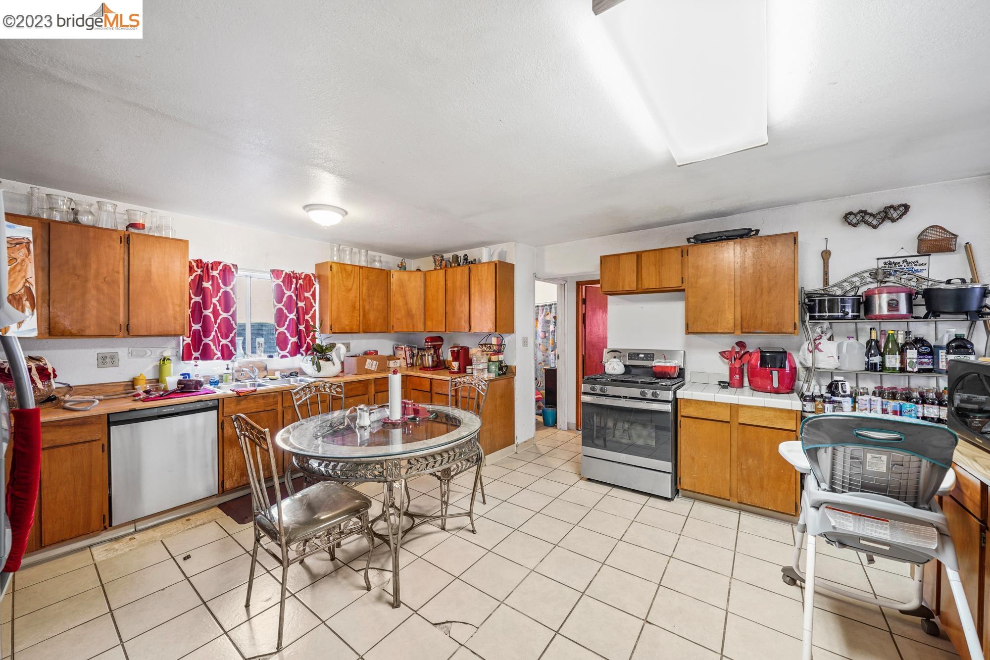 3228 Magnolia St, Oakland, California 94608, 4 Bedrooms Bedrooms, 9 Rooms Rooms,3 BathroomsBathrooms,Residential,For Sale,3228 Magnolia St,41025222