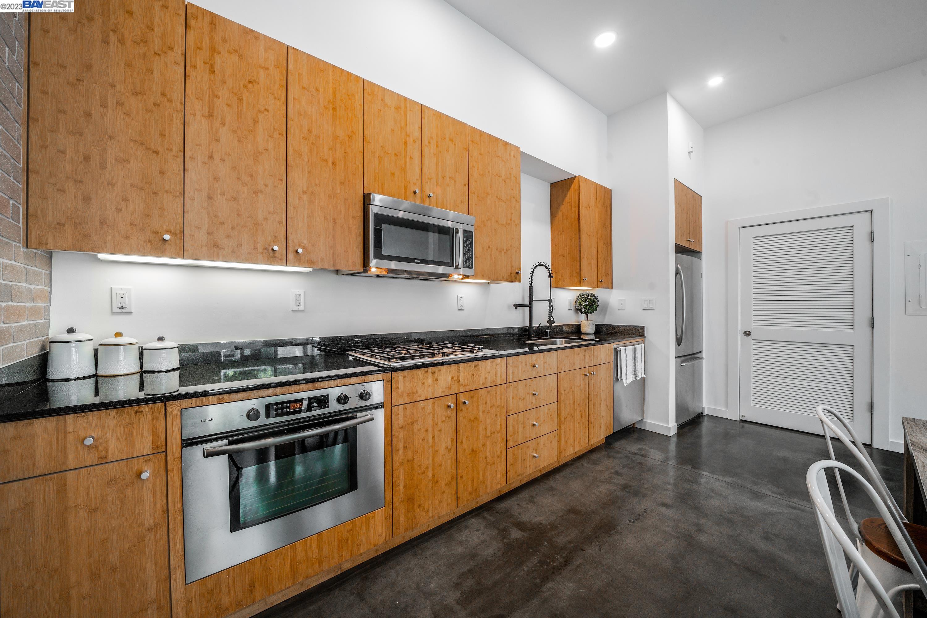 Detail Gallery Image 9 of 23 For 11 Ambler Ln, Oakland,  CA 94608 - 1 Beds | 1 Baths