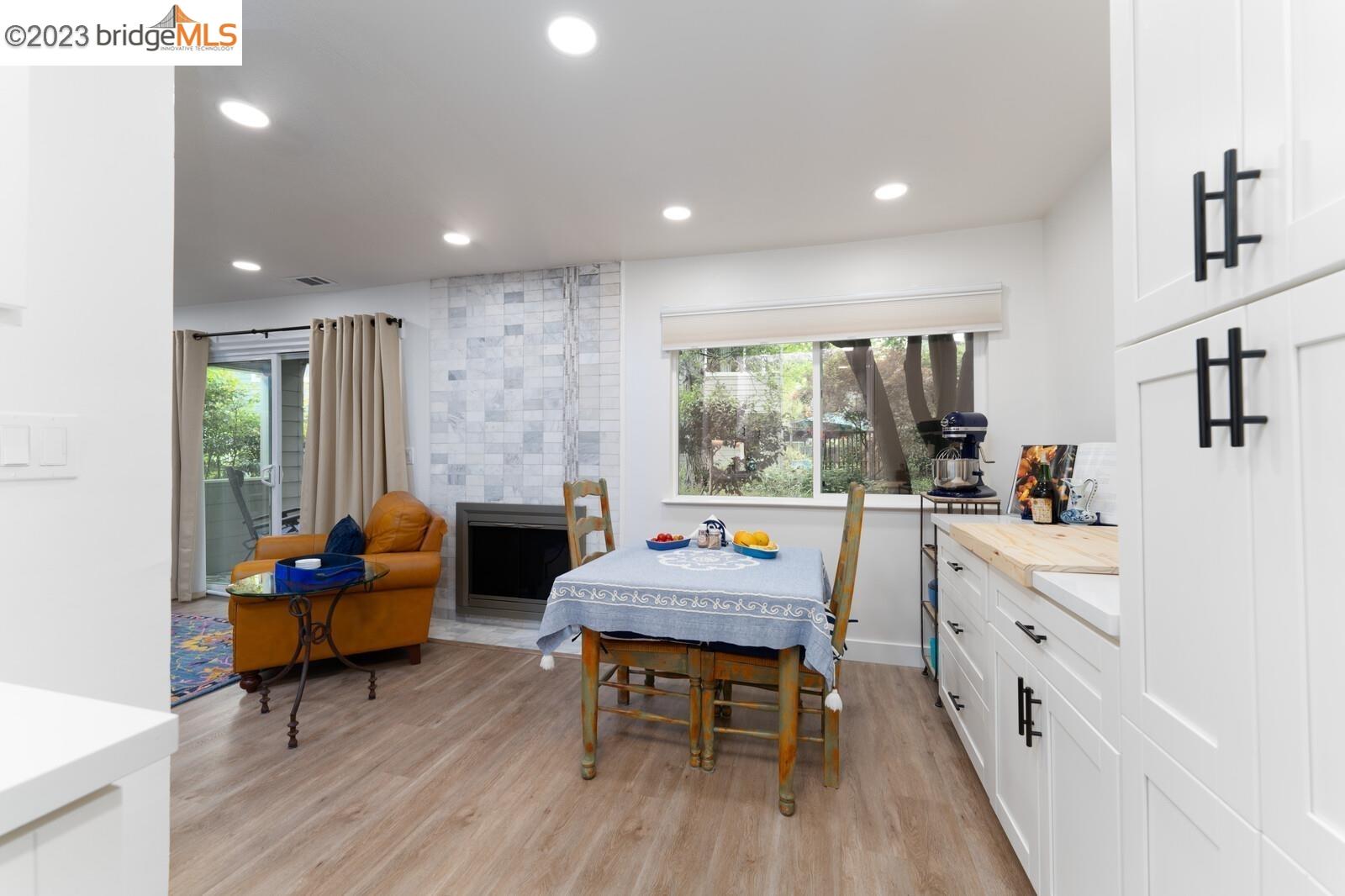 Detail Gallery Image 1 of 31 For 30 Emery Bay Drive, Emeryville,  CA 94608 - 2 Beds | 1 Baths