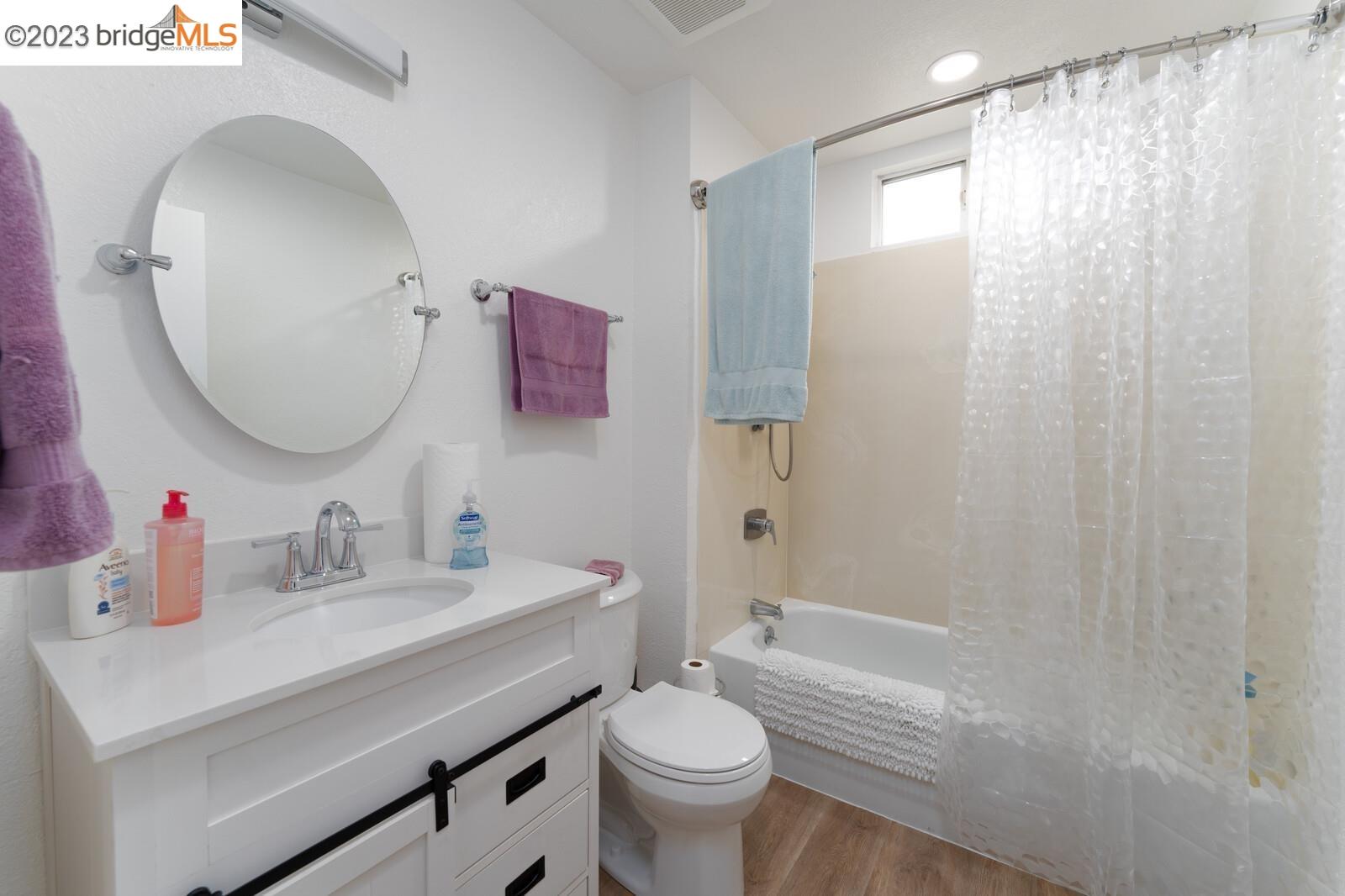 Detail Gallery Image 14 of 31 For 30 Emery Bay Drive, Emeryville,  CA 94608 - 2 Beds | 1 Baths
