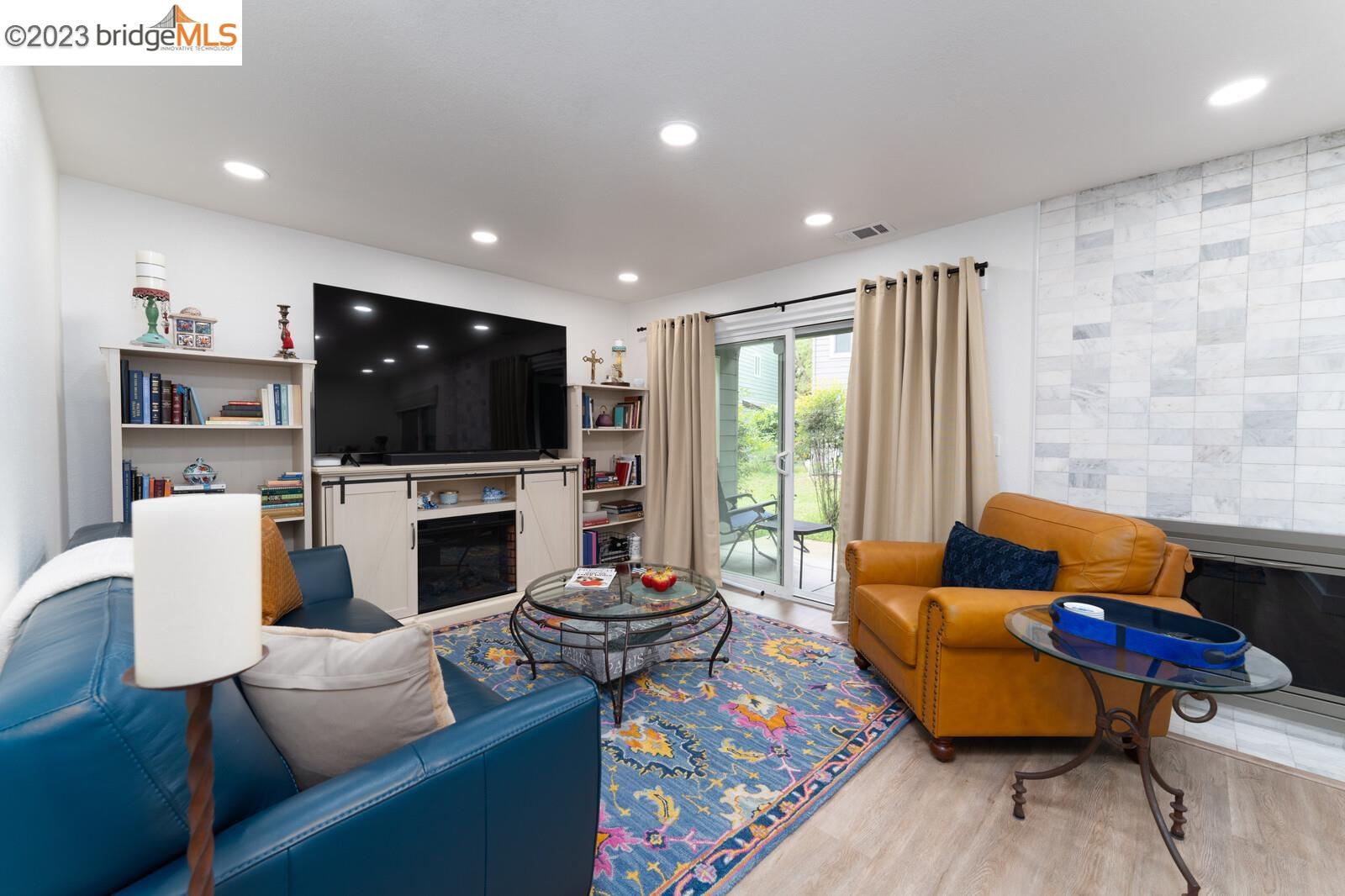 Detail Gallery Image 4 of 31 For 30 Emery Bay Drive, Emeryville,  CA 94608 - 2 Beds | 1 Baths