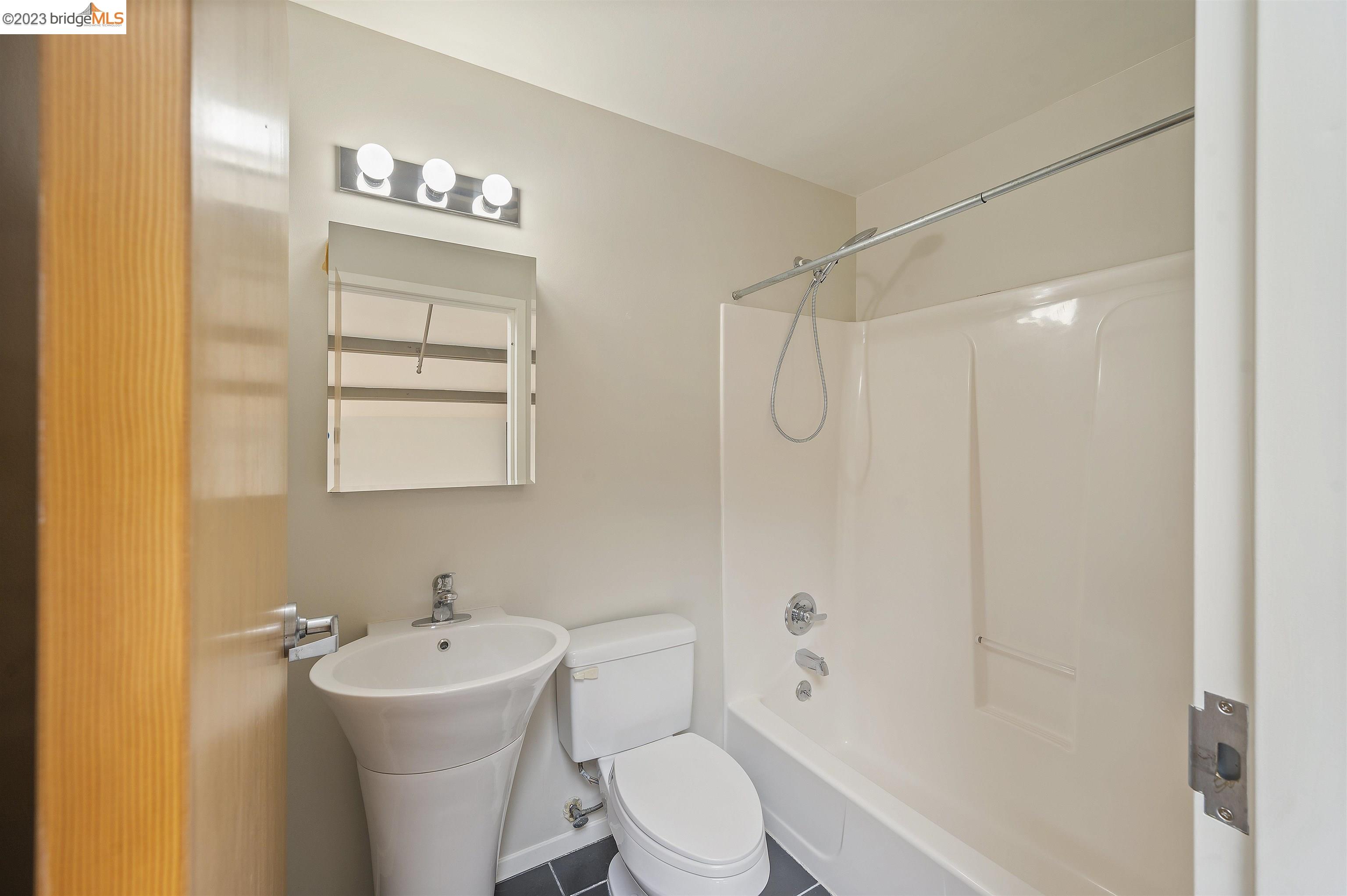 Detail Gallery Image 34 of 43 For 3110 Adeline St #122,  Oakland,  CA 94608 - 1 Beds | 2 Baths