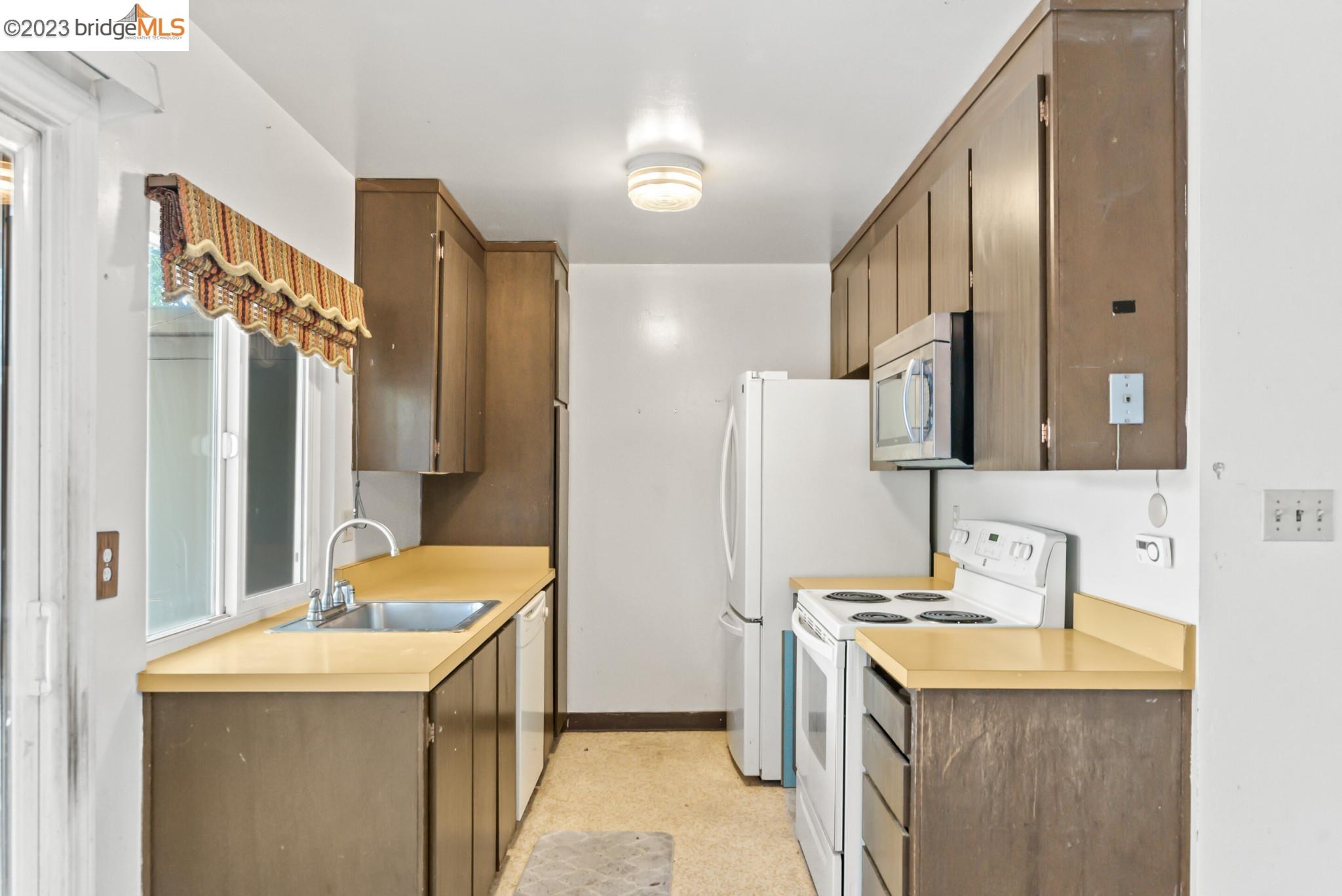 Detail Gallery Image 5 of 18 For 16 Hemlock Ln, Milpitas,  CA 95035 - 3 Beds | 1/1 Baths