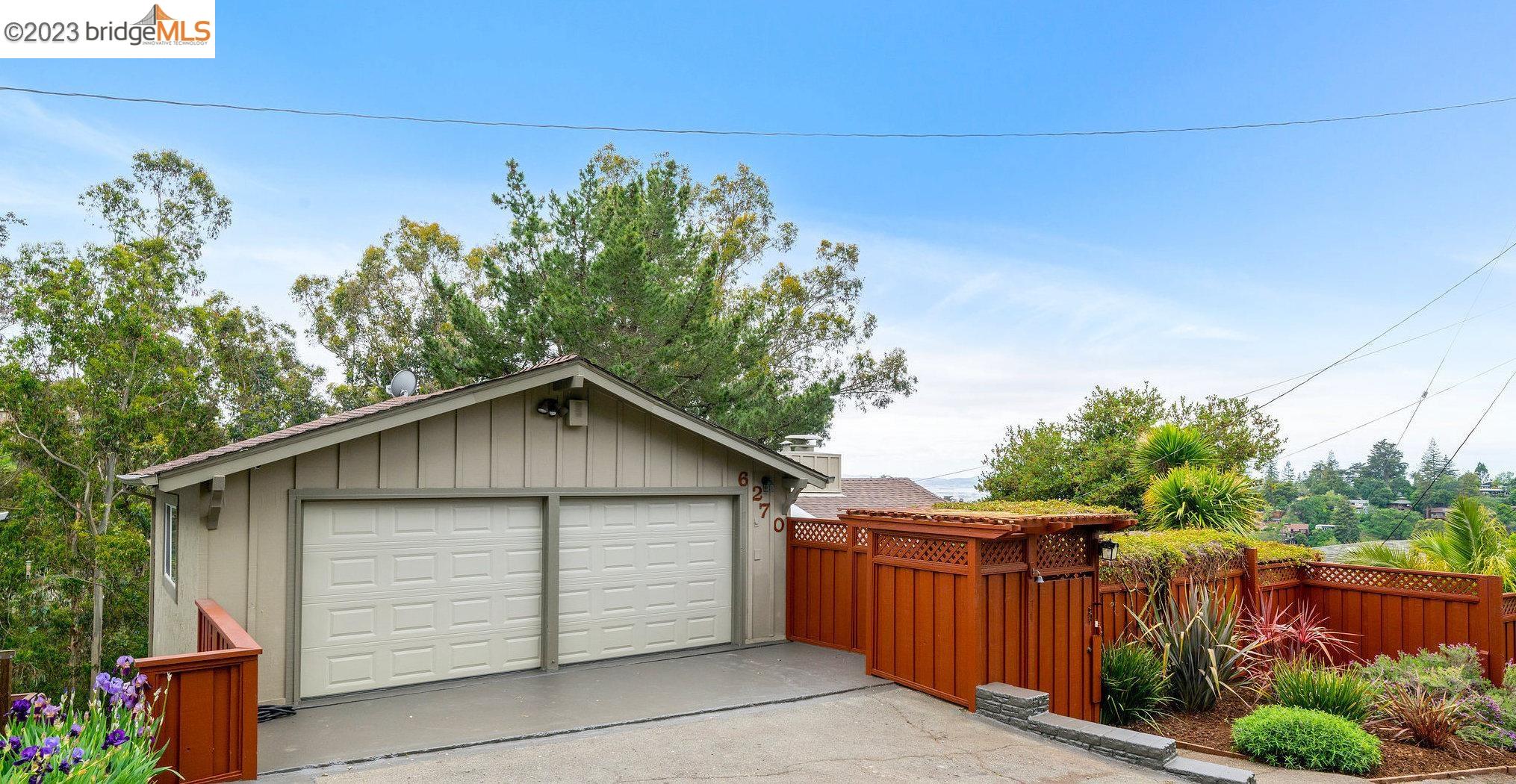 Detail Gallery Image 1 of 1 For 6270 Aspinwall Rd, Oakland,  CA 94611 - 4 Beds | 3 Baths