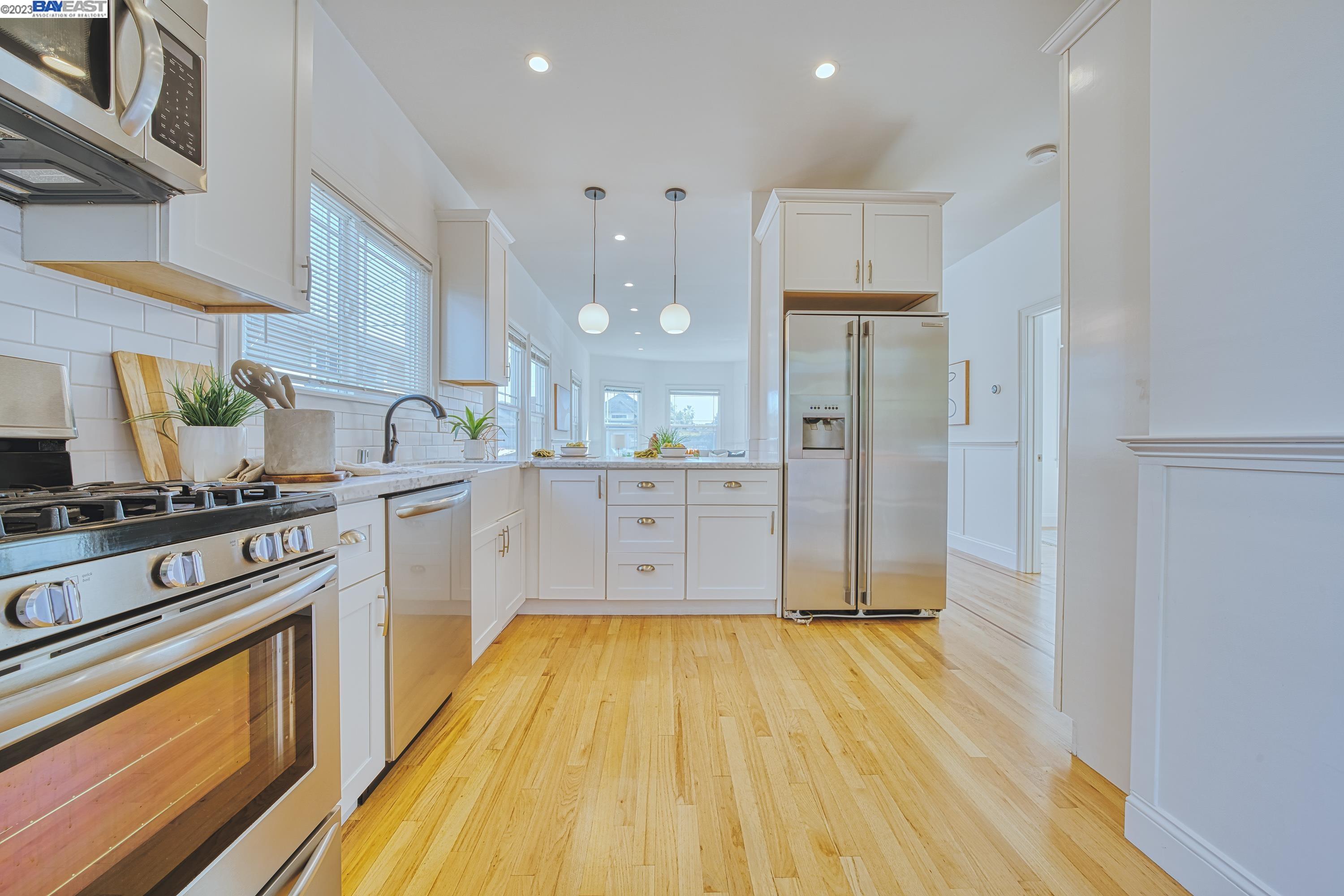 Detail Gallery Image 12 of 25 For 842 46th St, Oakland,  CA 94608 - 2 Beds | 1 Baths
