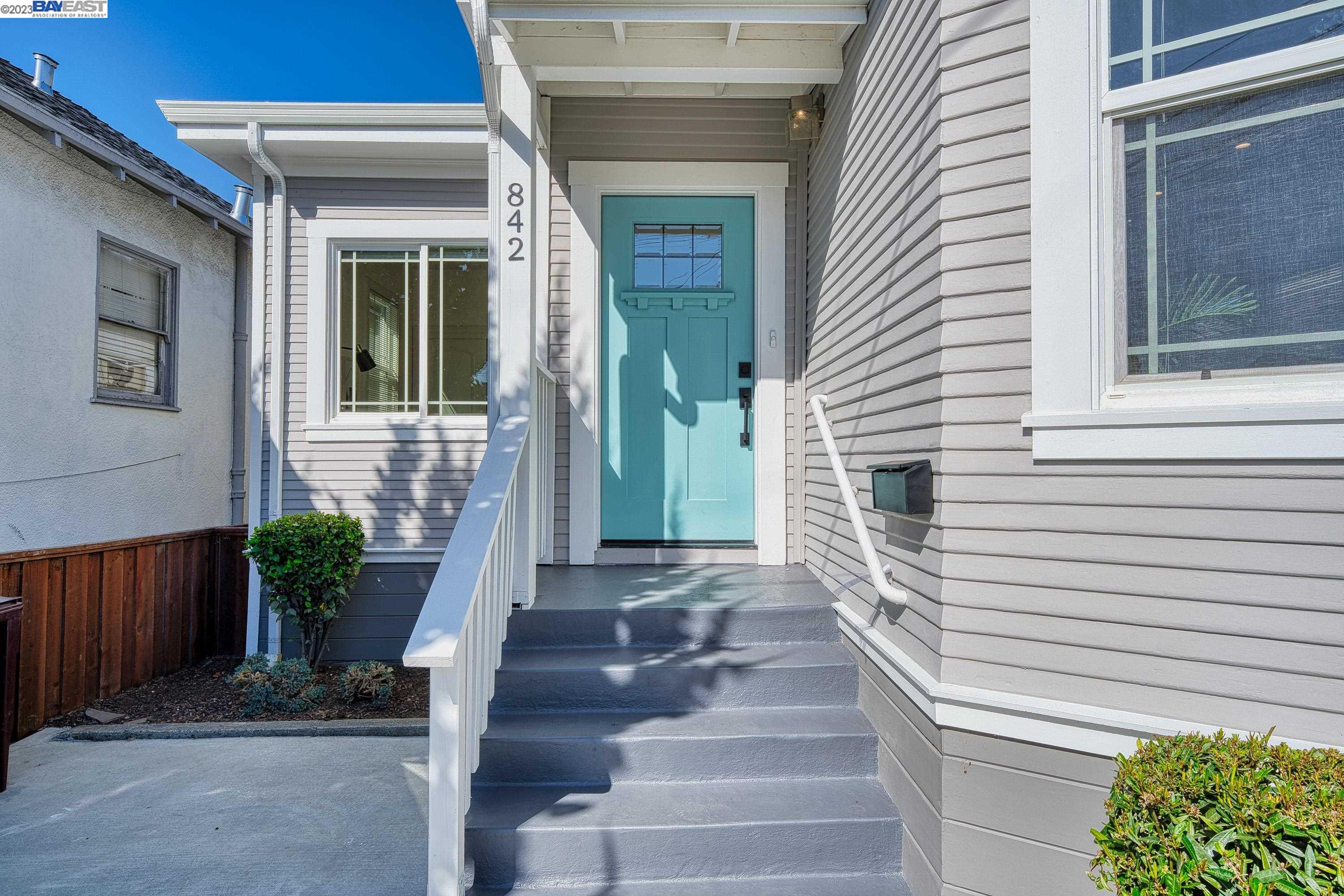 Detail Gallery Image 3 of 25 For 842 46th St, Oakland,  CA 94608 - 2 Beds | 1 Baths