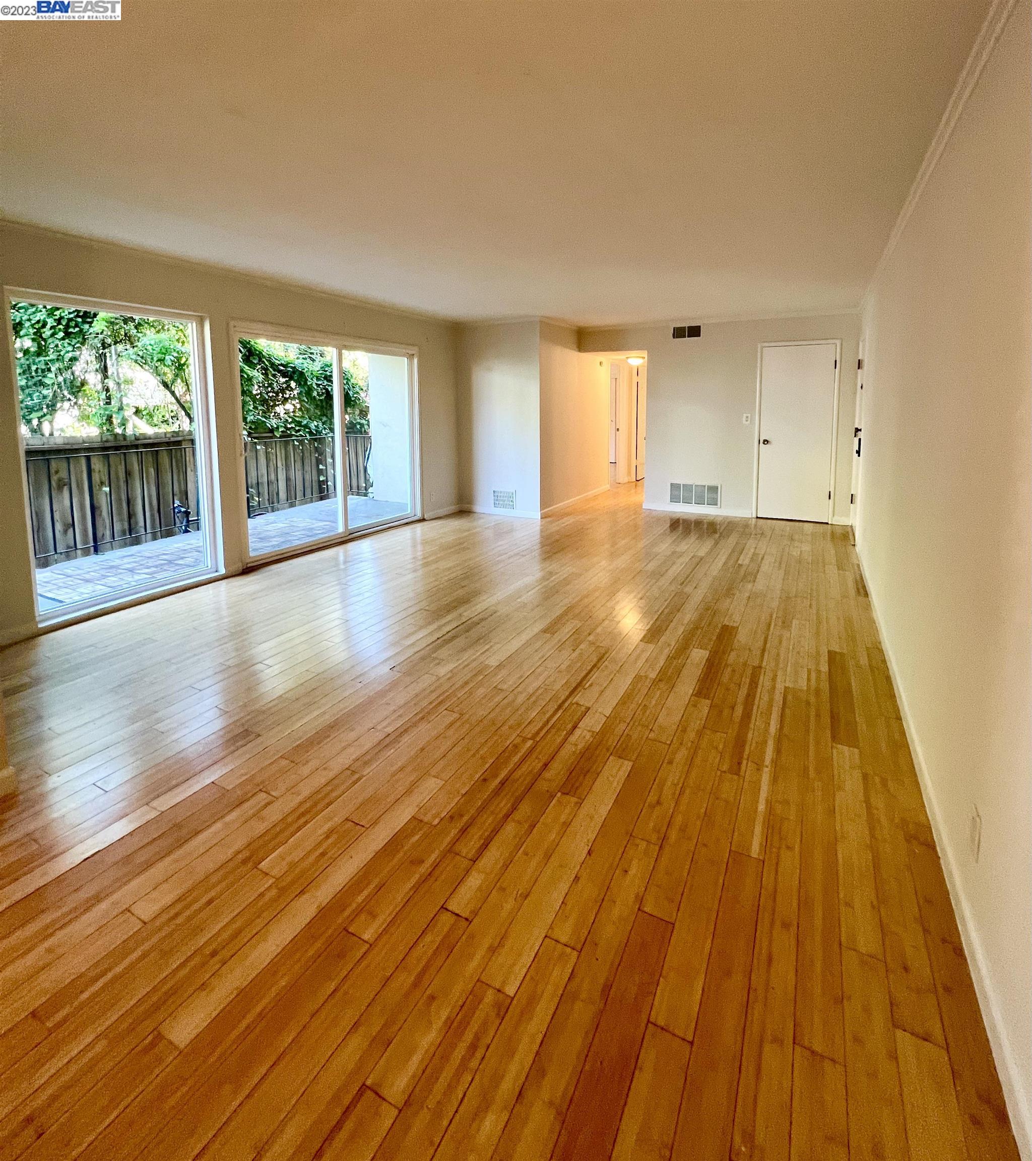 Detail Gallery Image 1 of 1 For 10 Moss Ave #14,  Oakland,  CA 94610 - 2 Beds | 2 Baths