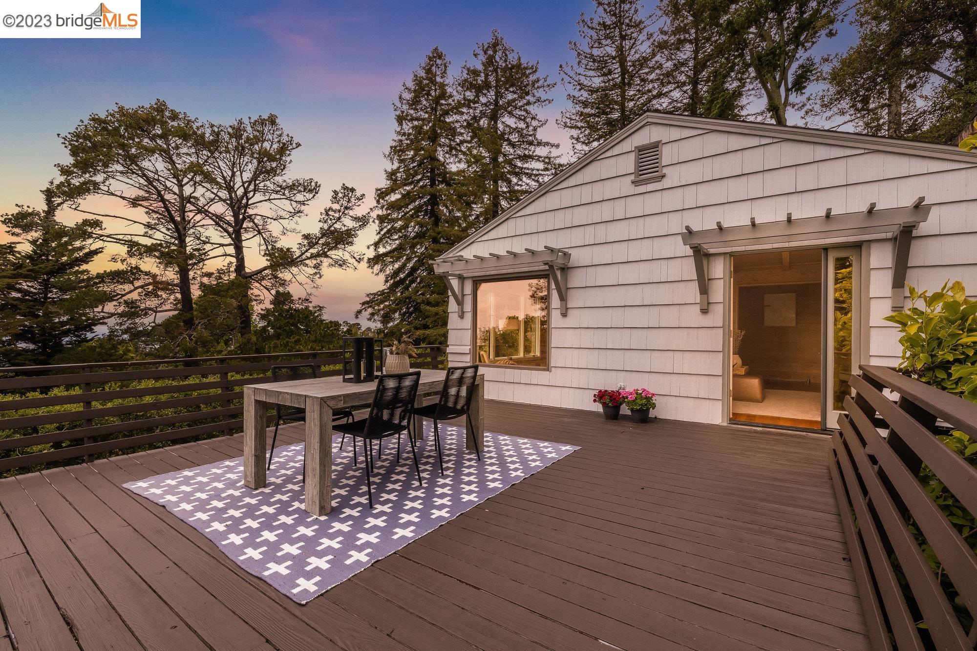 Detail Gallery Image 1 of 1 For 5 Blachford Ct, Oakland,  CA 94611 - 2 Beds | 2/1 Baths