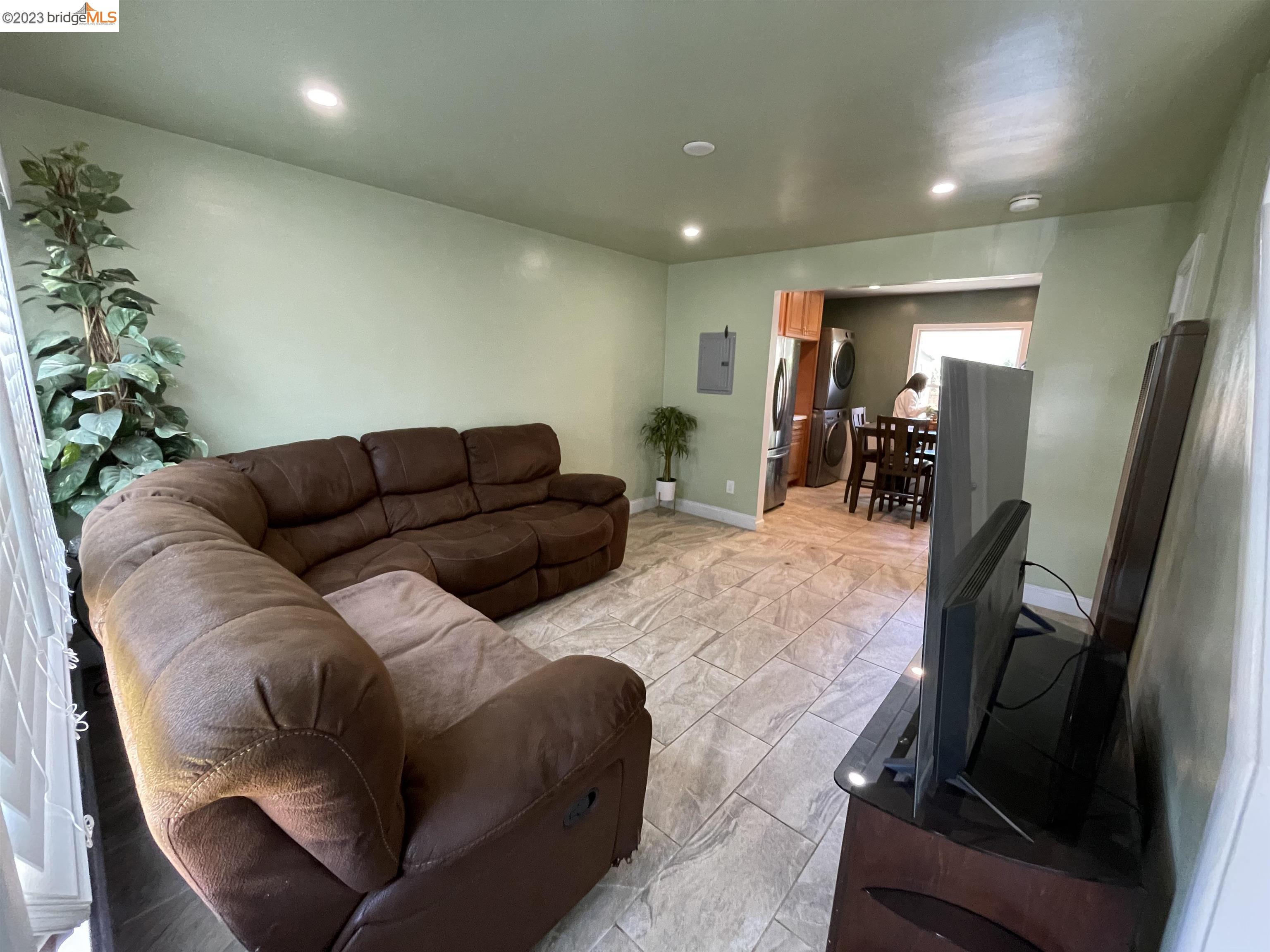Don't miss this move in ready unit!! This cute 2 bedroom 1 bath has been completely updated.  Living room has newer tile floors, recess lights in living room as well as kitchen.  Eat in kitchen has been updated with newer cabinets, countertops, gas stove.  Remodeled bathroom. Court Location!!