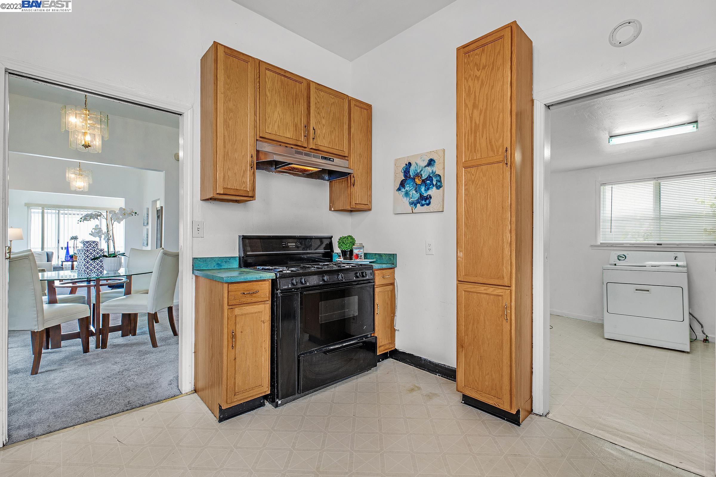 Detail Gallery Image 12 of 41 For 1164 Ocean Ave, Oakland,  CA 94608 - 4 Beds | 3 Baths