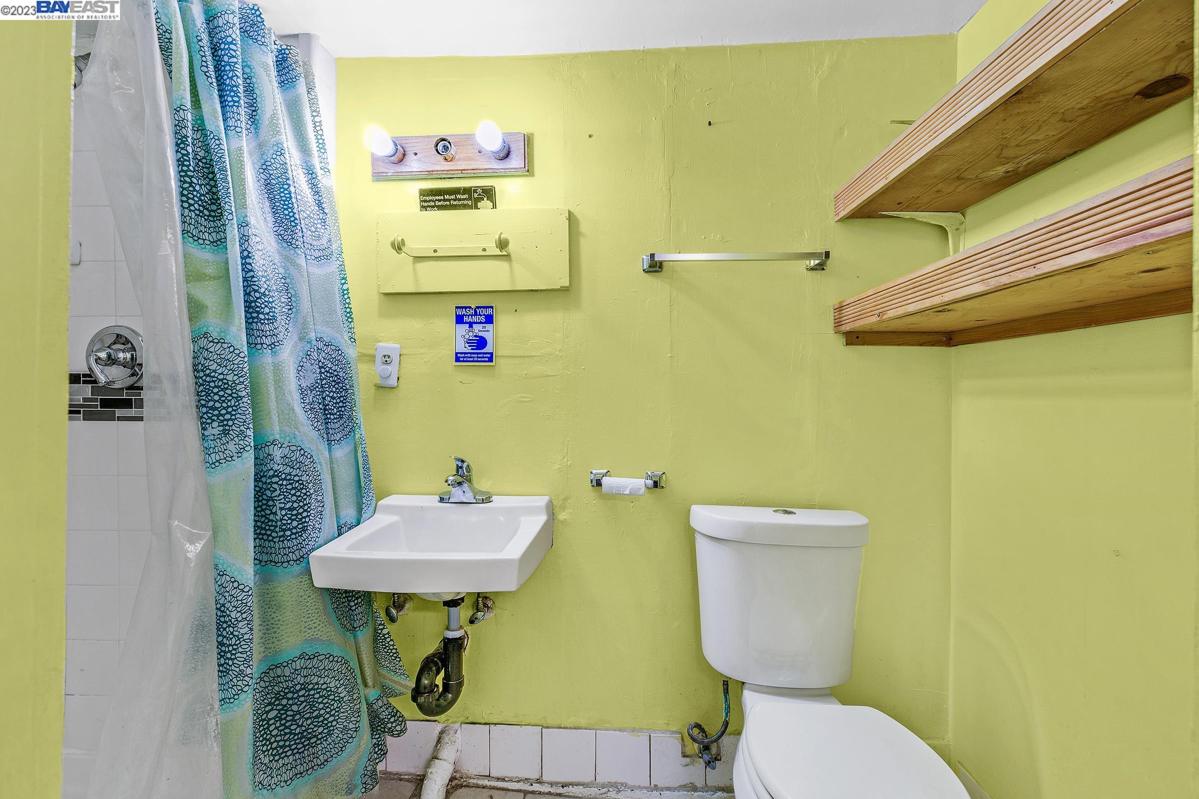 Detail Gallery Image 34 of 41 For 1164 Ocean Ave, Oakland,  CA 94608 - 4 Beds | 3 Baths