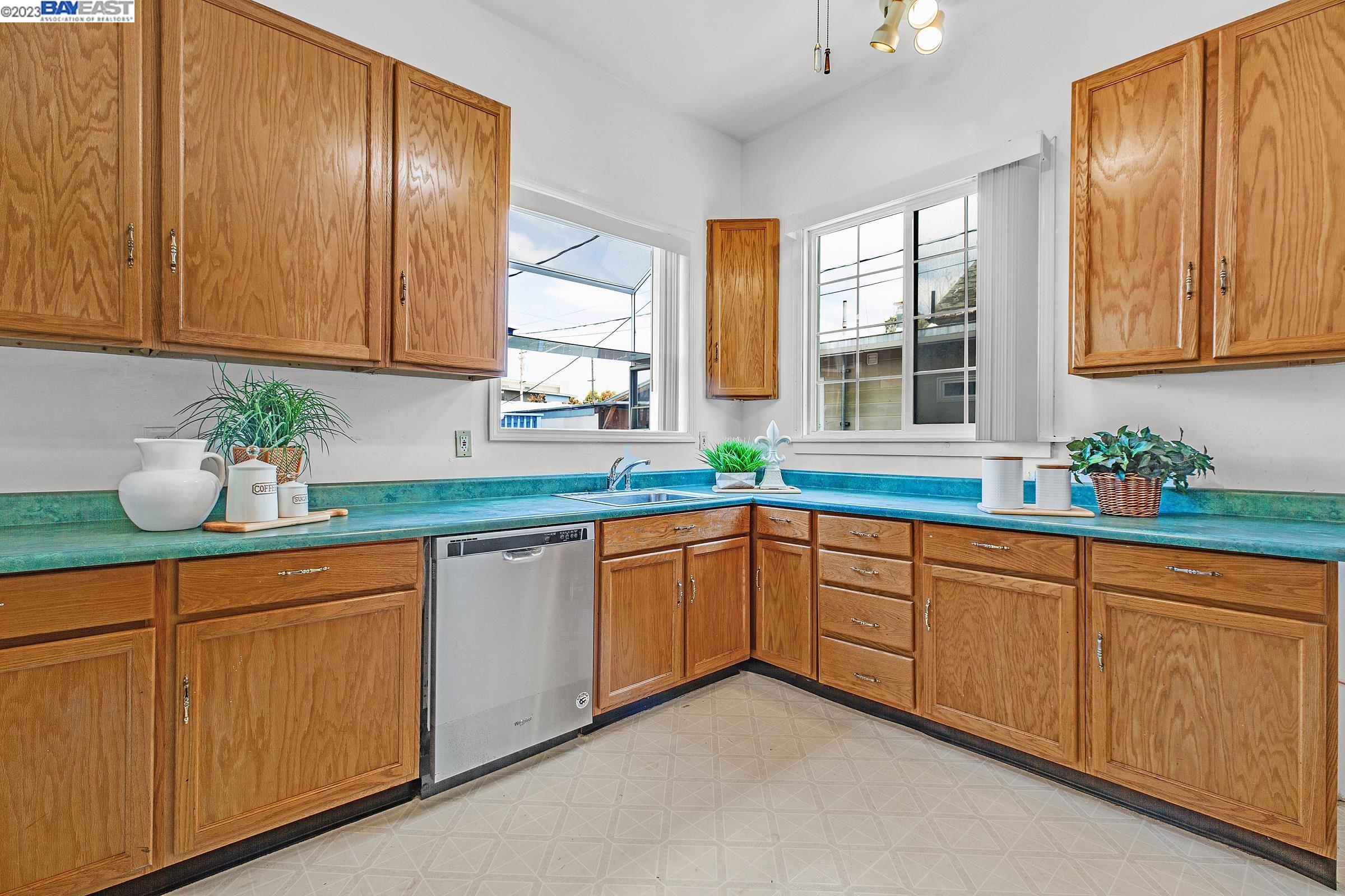 Detail Gallery Image 9 of 41 For 1164 Ocean Ave, Oakland,  CA 94608 - 4 Beds | 3 Baths
