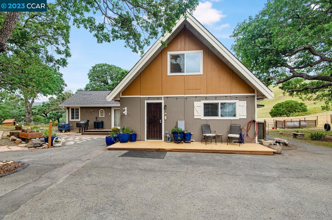 Detail Gallery Image 1 of 1 For 3550 Oak Hill Ln, Clayton,  CA 94517 - 3 Beds | 2 Baths