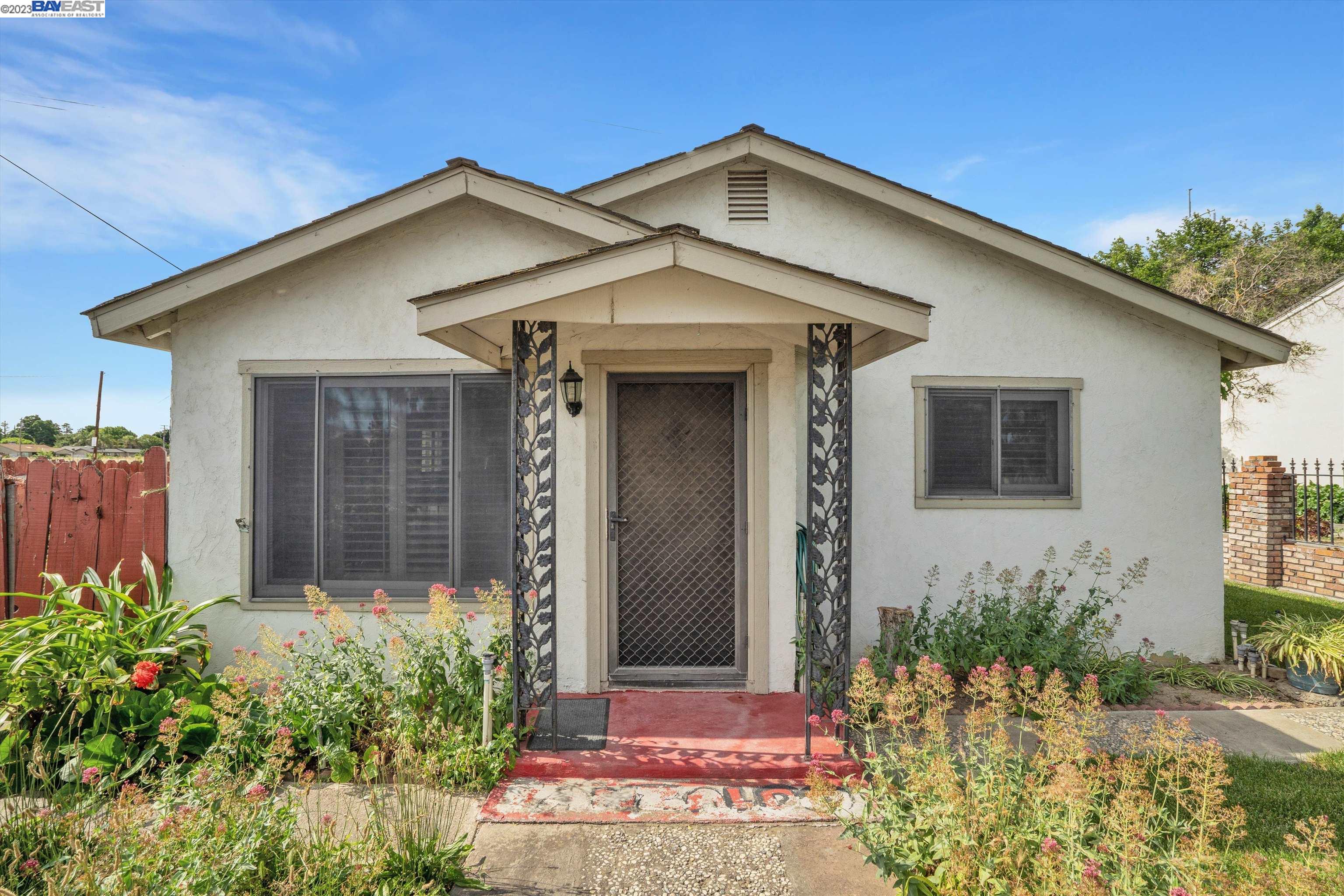 Detail Gallery Image 1 of 1 For 130 W Mount Diablo Ave, Tracy,  CA 95376 - 3 Beds | 2 Baths